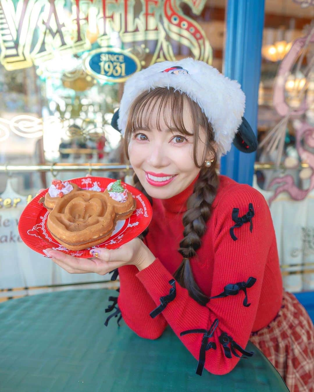 あいにゃんさんのインスタグラム写真 - (あいにゃんInstagram)「ディズニーは11/1からクリスマスッ🎄🎅🏻❤️  イベントは11/8〜だけど、 至る所がすでにクリスマスの装飾になっていて ワクワクしちゃった🤩💫✨  あとキャストさんから貰うことができる ドリームガーランドシールもクリスマスver.に✨✨✨ 可愛すぎるから貼らずに保管しちゃった🤭❤️  さらにクリスマスメニューもひと足早く スタートしたよ🍖🎂🥗✨✨✨  メニューの味や何が入っているのかなど 気になっている方は昨日動画アップしたので、 見てみてね👀💗💕  ちなみに、、質問あったんだけど 身につけてるグッズは全て過去のものだよ！✨  最後にみんなは クリスマスディズニー何が楽しみ？❤️ よかったらコメントで教えてね😽  #東京ディズニーランド#ディズニーランド#ディズニー#クリスマスディズニー#リルリンリン#ディズニーコーデ#冬ディズニー#サンタミッキー#ミッキーワッフル#ディズニーグルメ#tokyodisneyland#tokyodisneyresort#disneybound」11月4日 22時03分 - ainyan_0302