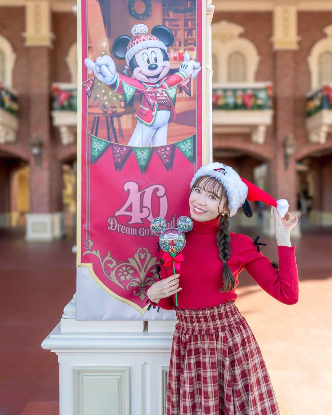 あいにゃんさんのインスタグラム写真 - (あいにゃんInstagram)「ディズニーは11/1からクリスマスッ🎄🎅🏻❤️  イベントは11/8〜だけど、 至る所がすでにクリスマスの装飾になっていて ワクワクしちゃった🤩💫✨  あとキャストさんから貰うことができる ドリームガーランドシールもクリスマスver.に✨✨✨ 可愛すぎるから貼らずに保管しちゃった🤭❤️  さらにクリスマスメニューもひと足早く スタートしたよ🍖🎂🥗✨✨✨  メニューの味や何が入っているのかなど 気になっている方は昨日動画アップしたので、 見てみてね👀💗💕  ちなみに、、質問あったんだけど 身につけてるグッズは全て過去のものだよ！✨  最後にみんなは クリスマスディズニー何が楽しみ？❤️ よかったらコメントで教えてね😽  #東京ディズニーランド#ディズニーランド#ディズニー#クリスマスディズニー#リルリンリン#ディズニーコーデ#冬ディズニー#サンタミッキー#ミッキーワッフル#ディズニーグルメ#tokyodisneyland#tokyodisneyresort#disneybound」11月4日 22時03分 - ainyan_0302