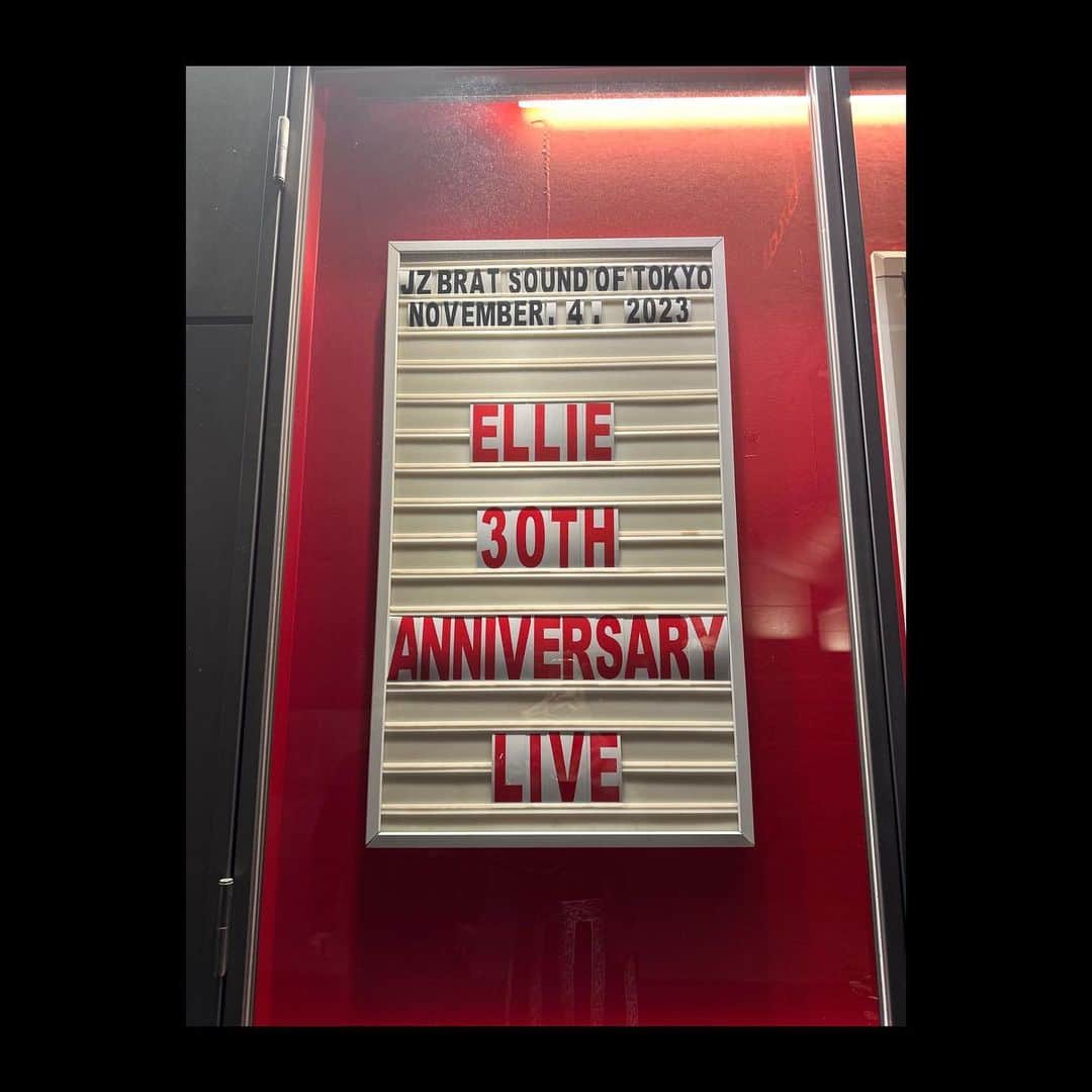 堀場美希さんのインスタグラム写真 - (堀場美希Instagram)「❤️🖤🤍💛 Ellieさん30周年おめでとうございます🥳🎉 幸せな時間でした❣️  エヴァの映画観て以来の久しぶりにお会いできて、 素晴らしい歌声を堪能させていただき、 お耳が幸せです🪽 ありがとうございました✨  #Ellie #キミに夢中 #30周年」11月4日 21時59分 - miki_horiba212