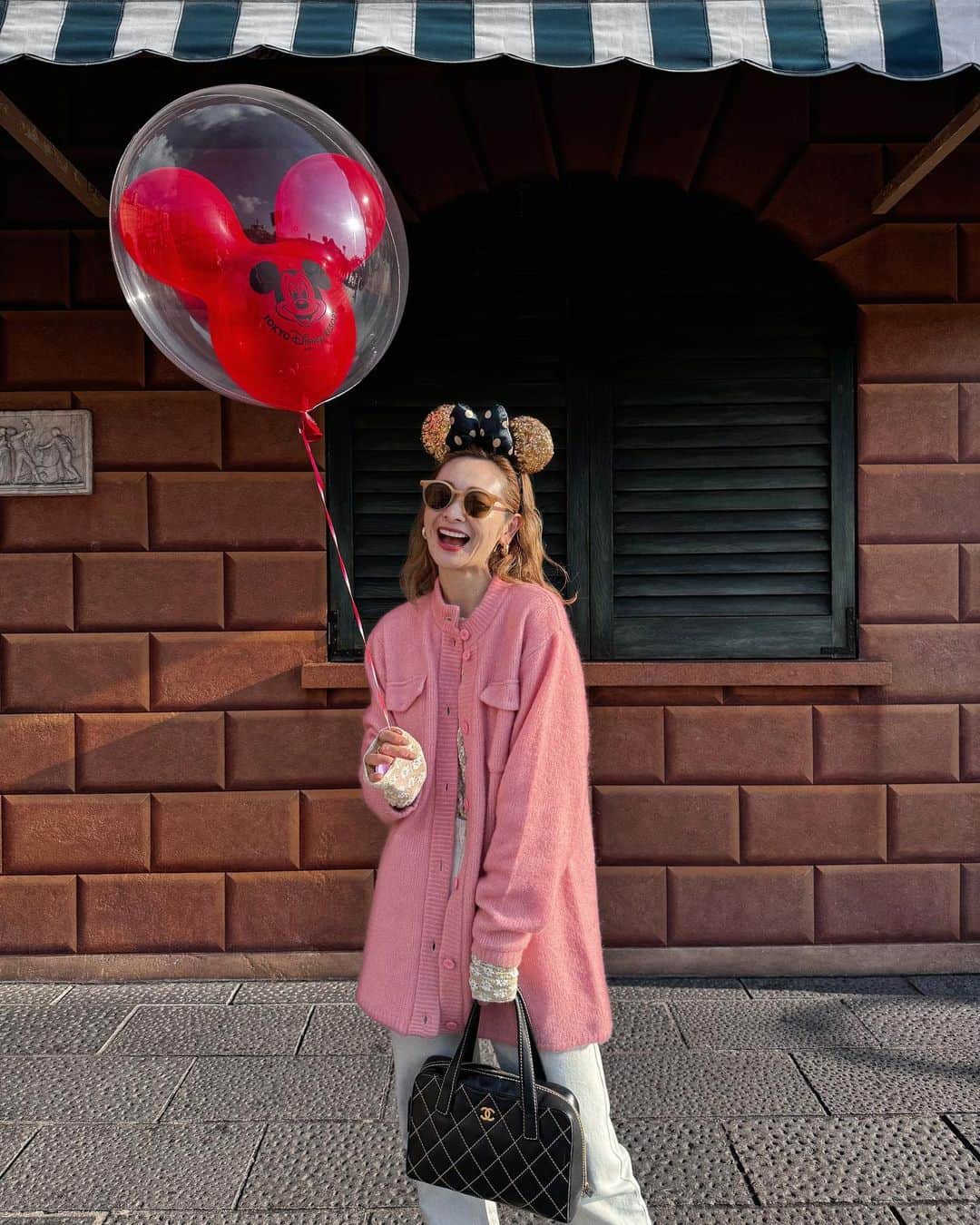 岩渕加恵のインスタグラム：「👗 💕 🐭 🎈 ディズニーコーデ🫶🏻 この日の洋服の質問が多くてうれしっ☺️🌷  @amerivintage のピンクカーデは可愛いって思ってて 代官山店のニューオープンで見つけてゲット〜🛍️  形も丈感もめっちゃ使いやすい😚💕💕  最近なに着たらいいのか難しいからカーデは助かる！✨  そんな先日のディズニーコーデ👗🫶🏻  #ディズニーシー #ディズニーコーデ #カラフルコーデ #高身長コーデ #因みに明日もディズニーへ♡」