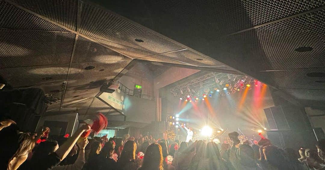 手島章斗のインスタグラム：「30th Birthday Live🎙🎙 たくさんのお祝いをありがとうございました！！！  本当に幸せな時間でした。  みんなの笑顔が眩しくて幸せでした。  本当に俺は幸せ者です。  幸せしかいってないけど、本当に幸せでした。笑  これからもたくさん良い音楽を届けます！！  そしてここから、 リリイベやクリスマスイベント、 2nd Tour他にも盛りだくさんです！  初の全作詞作曲、10曲入りのアルバム「Life-size」も！ 「Just Smile」以外にどんな曲たちがあるかお楽しみにね！  これからも共に！！歩んでください😌」