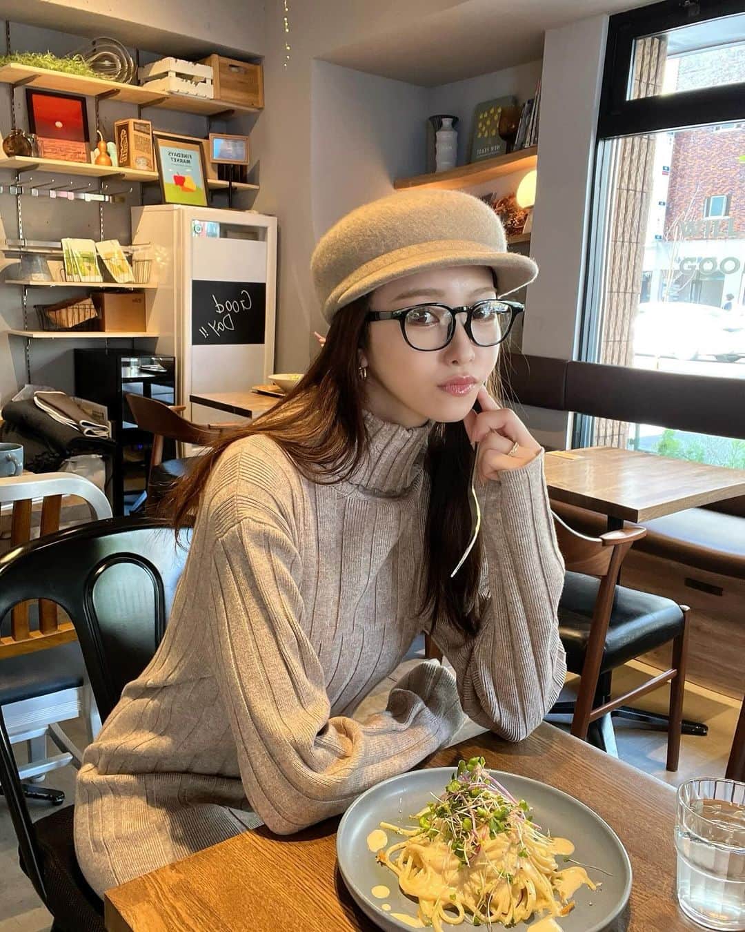 木田絵里香のインスタグラム：「. 会社近くでランチした時の♡ ワンピは毎年人気のワンピ✨ベルト付きだけど無しでも可愛かった♩ . #lunch#ワンピース#ワンピコーデ#コーデ#ランチ」