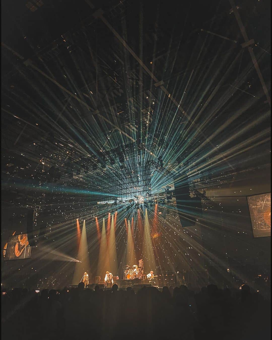 松隈ケンタのインスタグラム：「LUNA SEA  福岡公演お邪魔して来ました🔥  僕の高校生の頃の名盤、MOTHERを再現したライブ、全曲ギターソロまで歌えました30年近く経ってしかも地元福岡で聞けて感動😳  バンドを始めた頃の熱い気持ちを思い出しました、やはりロックは最高だ！！  #lunapic」