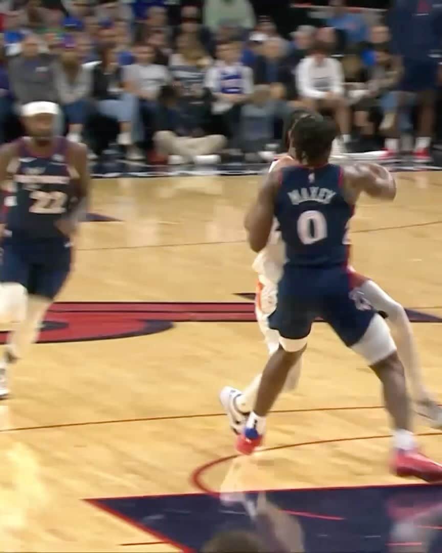 NBAのインスタグラム：「@joelembiid gets defensive in early @sixers action on the NBA App! 🚫」