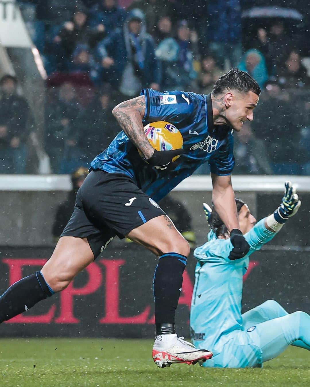 アタランタBCのインスタグラム：「La riapre @iamscamacca! Dai 💪👏  #Scamacca pulls one back! C’mon guys! ⚽️  #AtalantaInter [1-2] #SerieA #GoAtalantaGo ⚫️🔵」