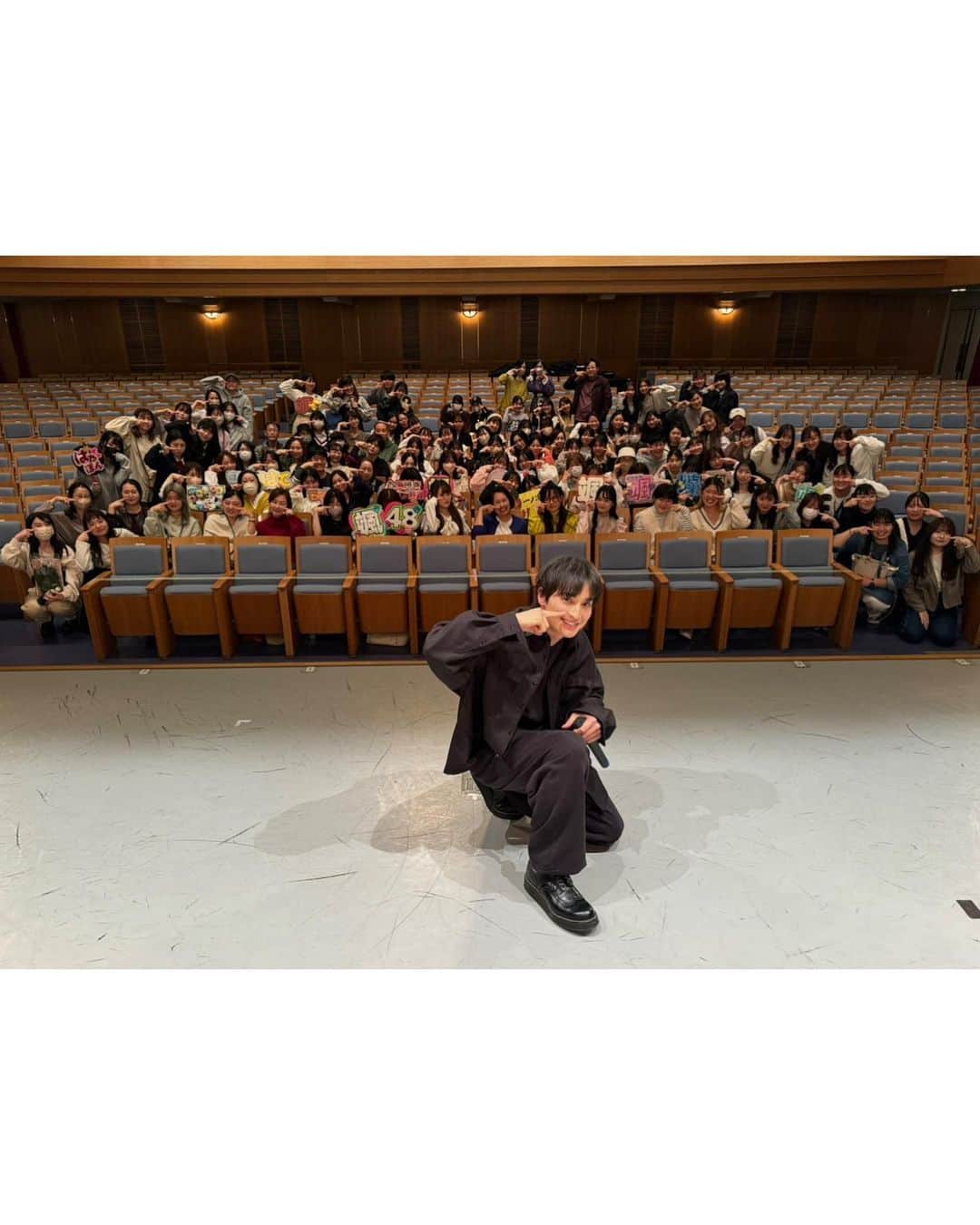 一ノ瀬颯さんのインスタグラム写真 - (一ノ瀬颯Instagram)「. . 【梅花女子大学 小梅祭】 . 本日、梅花女子大学 小梅祭にて トークショーをさせていただきました🎤 . とても素敵な校風で、チャレンジ＆エレガンスという理念にぴったりの素敵な学校でした💐✨ . そして、実行委員の方々、いつも来て下さる方々、初めて会いに来てくださった方々、みんなエレガントでした。僕の自慢です👏🏻 ̖́- . ちなみに、全員に初めましてみたいな顔して接してましたが、質問に当たった方はもちろん、いつもの顔ぶれは一人一人確認してましたよ🙆🏻 わざわざ来てくれてありがとうね！ . 今年はスケジュール的に学祭は梅花女子大学さんのみとなりますが、みなさんに会えて本当に最高の時間が過ごせました☺︎ . とても楽しい時間をありがとうございました！ そして、梅花女子大学のみなさん、このような機会を設けてくださって、本当にありがとうございました☺️ . . . #梅花女子大学 #小梅祭 #一ノ瀬颯」11月4日 22時10分 - hayate_ichinose_official