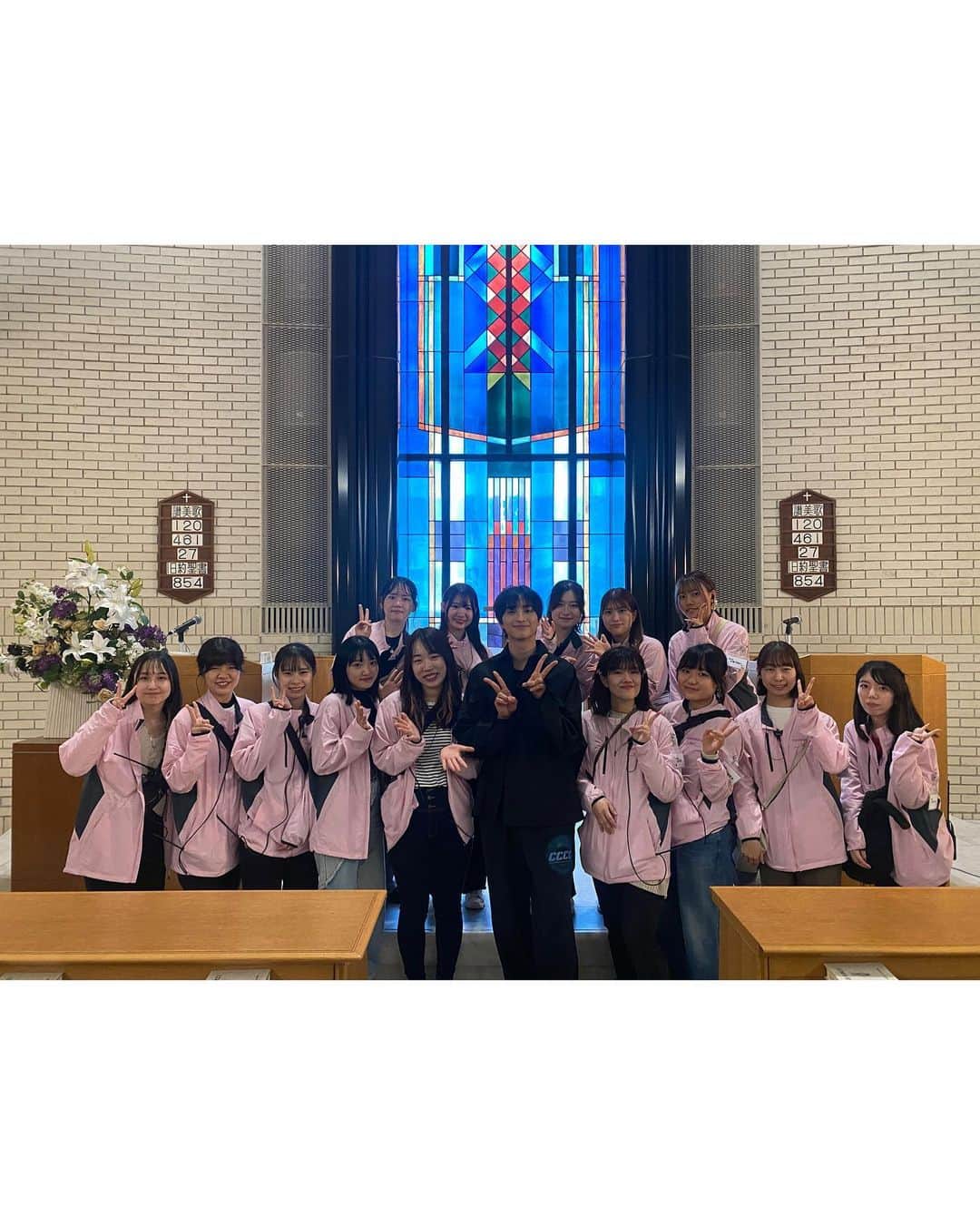 一ノ瀬颯さんのインスタグラム写真 - (一ノ瀬颯Instagram)「. . 【梅花女子大学 小梅祭】 . 本日、梅花女子大学 小梅祭にて トークショーをさせていただきました🎤 . とても素敵な校風で、チャレンジ＆エレガンスという理念にぴったりの素敵な学校でした💐✨ . そして、実行委員の方々、いつも来て下さる方々、初めて会いに来てくださった方々、みんなエレガントでした。僕の自慢です👏🏻 ̖́- . ちなみに、全員に初めましてみたいな顔して接してましたが、質問に当たった方はもちろん、いつもの顔ぶれは一人一人確認してましたよ🙆🏻 わざわざ来てくれてありがとうね！ . 今年はスケジュール的に学祭は梅花女子大学さんのみとなりますが、みなさんに会えて本当に最高の時間が過ごせました☺︎ . とても楽しい時間をありがとうございました！ そして、梅花女子大学のみなさん、このような機会を設けてくださって、本当にありがとうございました☺️ . . . #梅花女子大学 #小梅祭 #一ノ瀬颯」11月4日 22時10分 - hayate_ichinose_official