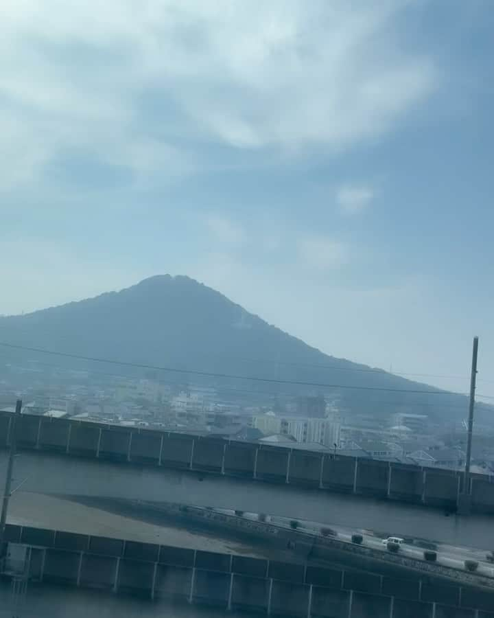 金村義明のインスタグラム：「朝サウナ入って汗絞り出して 高松駅から岡山駅へ カレー蕎麦食べたら大失敗 仕切り直しの岡山カレー桃チャツネ これは、美味い😋 姫路入って、またまたサウナ入って汗絞り出して、コインランドリー行って 魚町田中マッサージへ みっちりマッサージしていただき 今夜は始めて行く韓味亭へ 達川親子に重光君、妻鹿のとっしゃんと 山陽百貨店の外商部の方々と！ よーー喋り倒しました！ 今夜も感謝😋」