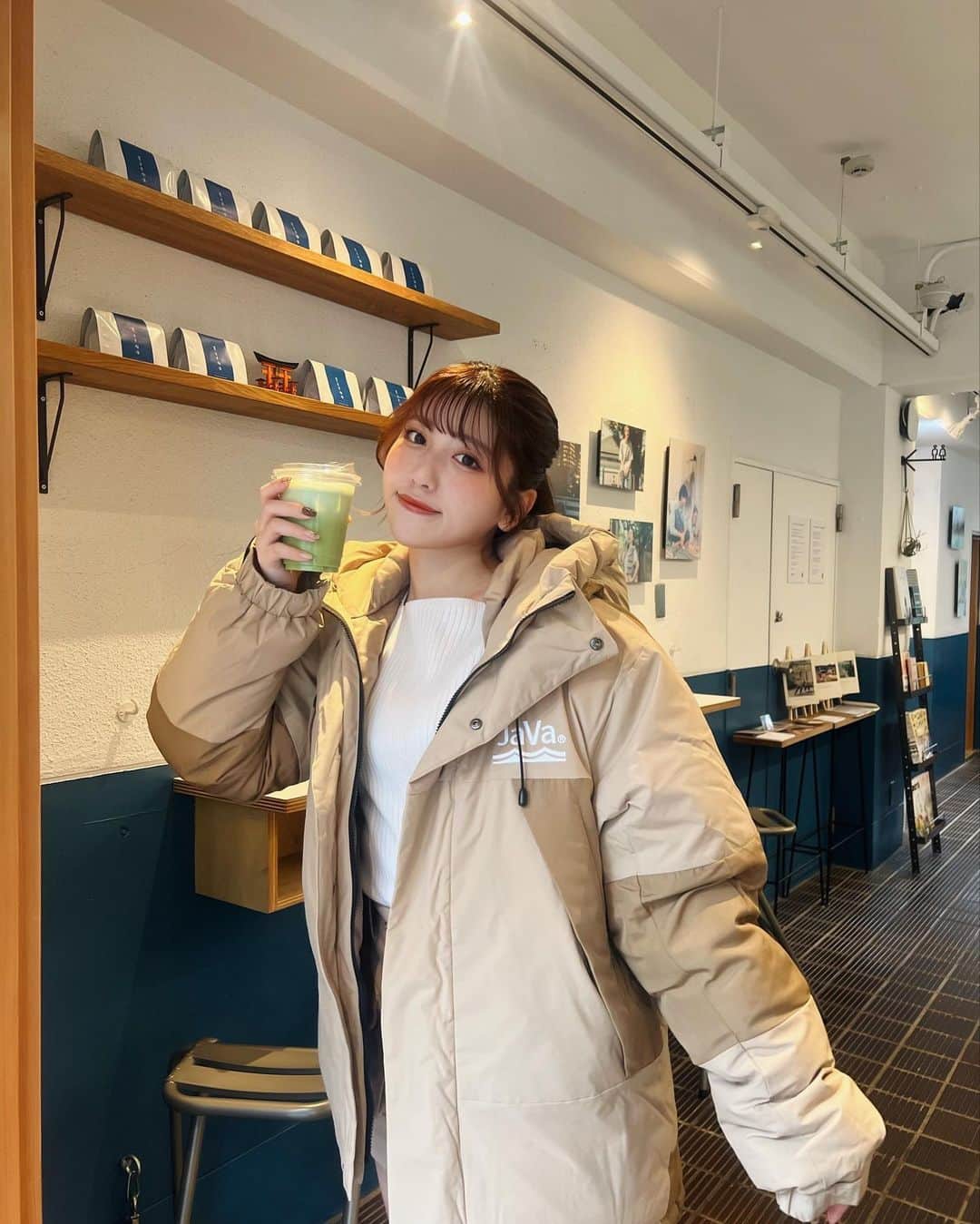のインスタグラム：「たまにはこういう系統も🪵  パンツスタイルにもさっと羽織れて、 この冬大活躍しそうなダウン🤍  だんだん寒くなってきたから、 体調崩さないように気をつけてね🍀  (@classicalelf_official / beige / Mサイズ)  #クラシカルエルフ #classicalelf #エルフコーデ #java #ジャバ #ユニクロ #ザラ #zozo #zozotown #zozo購入品 #zozotown購入品 #ダウンジャケット #オーバーサイズ #ユニセックス #骨格ストレート #秋服」