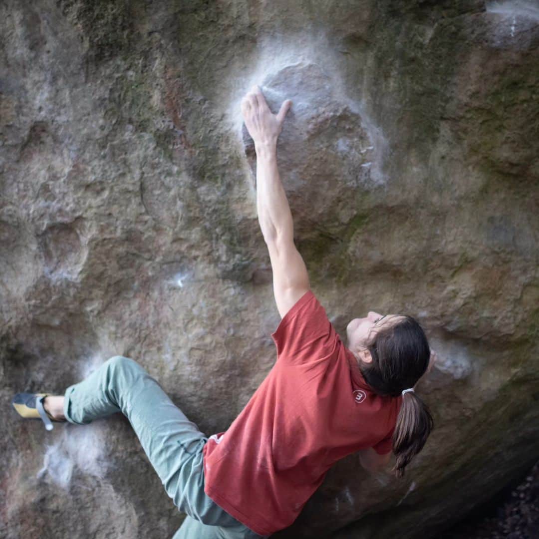 スターシャ・ゲージョのインスタグラム：「Ah Fontainebleau. Not the best weather this trip, only two proper climbing days, where I lost all my skin and power. I sent nothing proper, only Crème Brulé 7C 2nd try. Furthermore, I still haven't recovered from the European Qualifiers in Laval, taking both a physical and mental toll. Recovery takes time and one needs to be forgiving and kind to self. Which is not easy, when one is driven to achieve more and more.   It was still a great time with my friends, some climbing, cooking, getting free German language tutors, having silly conversations, messing around and throwing very bad jokes at each other. Photos by @flixen_bal. Thanks, crew ❤️」