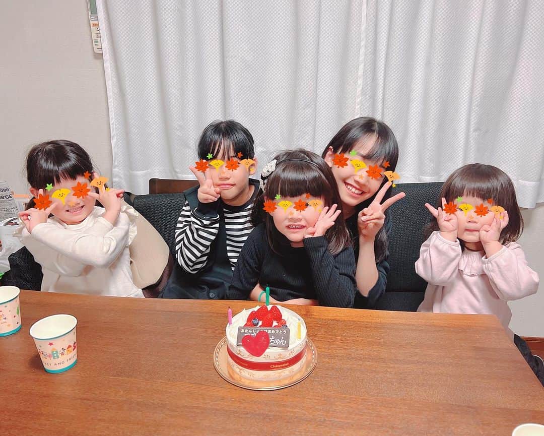 井上香織のインスタグラム：「2023.11.4 ・ 2枚目の写真は11年前メダルをかじってたハナ🤣 もう12歳なんて早すぎるー！！！♡ おめでとう🎂㊗️ ・ #姪っこ #1歳になる前くらいにメダルかじってた #懐かしすぎる」