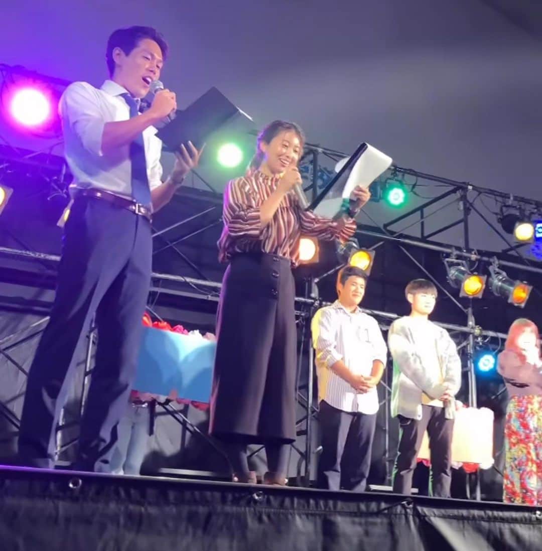 木村那津美のインスタグラム：「🎤  山口大学大学祭  姫山祭の実行委員会企画パートの司会を、 先輩の永岡克也アナと させていただきました😌✨  ちぐまや終わってからダッシュで 向かって、ぺこぱさんたちのステージ ちょこーっとだけ見て  大食い早食い対決の司会へ！ 目の前で大食い、早食いを見たことなかったから 盛り上がるかどうかはMC次第？ 責任重大…！って思ってたんですが。  お友達やサークル仲間の応援がすごい！これよコレ！ リアル開催の意味は！ 司会者、出演者と会場が一緒になって作るこの雰囲気。 テレビだけでは見られない リアルで楽しんでいる人たちの姿。一体感。 熱量を感じました😌  カラオケバトルも、 好き勝手自由に進行する私に 一歩引いてまとめてくれるパイセン。  知ってる曲でしたね！ まだジェネギャなかったっすね！ 先輩これは？知ってます？って 毎回確認してたら聞かないでって怒られました笑  台本の段階からしっかりしてるなーと思ってましたが、 当日の今日のステージも きっちりつとめあげた 実行委員の皆さんほんとにお疲れさまでした。  mixの企画としてですが、 ステージ司会ができて楽しかったです。 ありがとうございました😊✨  来週の水曜日（11/8）に この実行委員会のメンバーに密着した様子が mixで放送される予定ですので、よければご覧ください🥺  お写真は実行委員のストーリーから拝借しました😌」