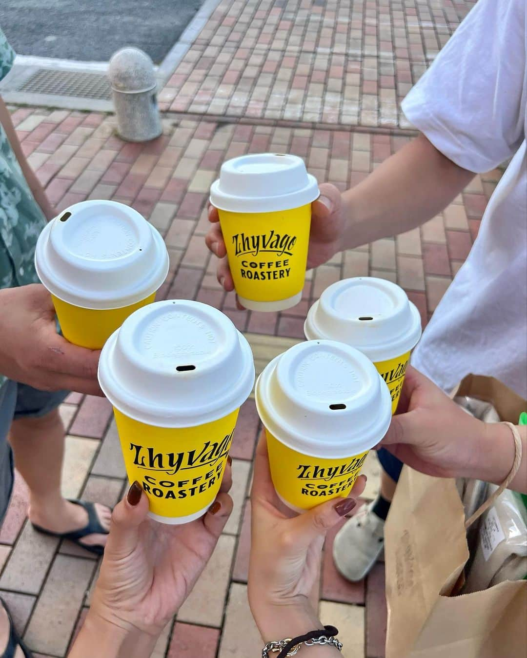 草野春香さんのインスタグラム写真 - (草野春香Instagram)「.  今回もいつものカフェに コーヒー買いに2回も行ったよ〜☕️🌴 キャップとトレーナーもお買い物🛍💞✨  #沖縄旅行 #沖縄観光 #okinawa #沖縄 #okinawatrip  #americanvillage #アメリカンビレッジ #okinawajapan #沖縄カフェ #北谷カフェ #沖縄カフェ巡り #北谷」11月4日 22時12分 - _haruka030_