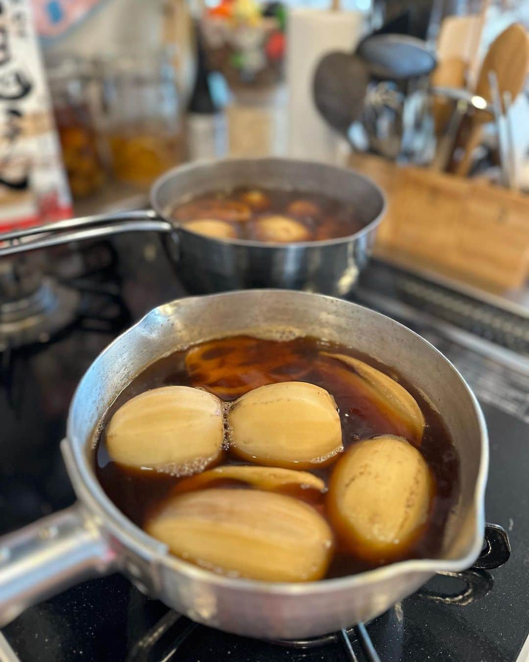 誠子さんのインスタグラム写真 - (誠子Instagram)「いらっしゃいませ。こんばんは。  蓮根の丸煮をたくさん仕込みました。 蓮根農家のいちかわファームさんから教わったレシピです。  これだけで白ご飯が何杯も食べれちゃうくらい美味しくて 食べ応えがあって、主役おかずになります。  秋冬はいっぱい仕込むぞー🙊🤎  #誠子食堂」11月4日 22時12分 - seiko_1204