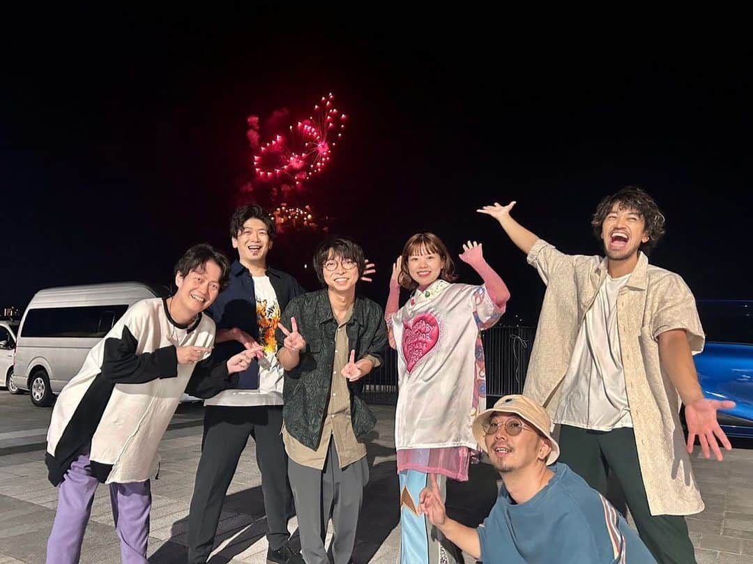 asmiのインスタグラム：「初長崎！はじめましてLovefes🩷  ……いきなりだいすきになった！！ ߹ - ߹ 気温も人も、あったかかった。みんなに心救われる夜でした🚢 ありがとう🙏🏻また長崎に来れるようにがんばるし、そのときは絶対会いに来てほしいし、なんせ日本でasmi生きてるので、もしよければどこまでも会いにきてほしいなって思う☺️ これからどうぞ よろしくねദി ᷇ᵕ ᷆ )  そしてそして、8月ぶりにwacciのみなさんとリバイバル歌わせてもらって、花火も一緒にみれた☺️幸 wacciのライブを観させてもらうとき大体は、有難いことにリバイバルを歌う大仕事を後に控えてるからいつも泣かないようにめちゃくちゃ気をつけるのね でも今日は久しぶりやからか気をつけるの忘れちゃって 一曲目の大丈夫で号泣(´༎ຶོρ༎ຶོ`)笑🤣ﾌﾟﾁﾐｽ wacciのライブはほんとにあったかくて 今日の最上級での大合唱もやっぱ胸にくるものがあったなぁ  いつもあったかいってすごい。。。かっこよすぎる。 だいすきなお兄さま達でございます  そんな感じでとにかく 長崎Love🥺🫶🏻 今日を最高にしてくれてありがとうございました🥹✨」