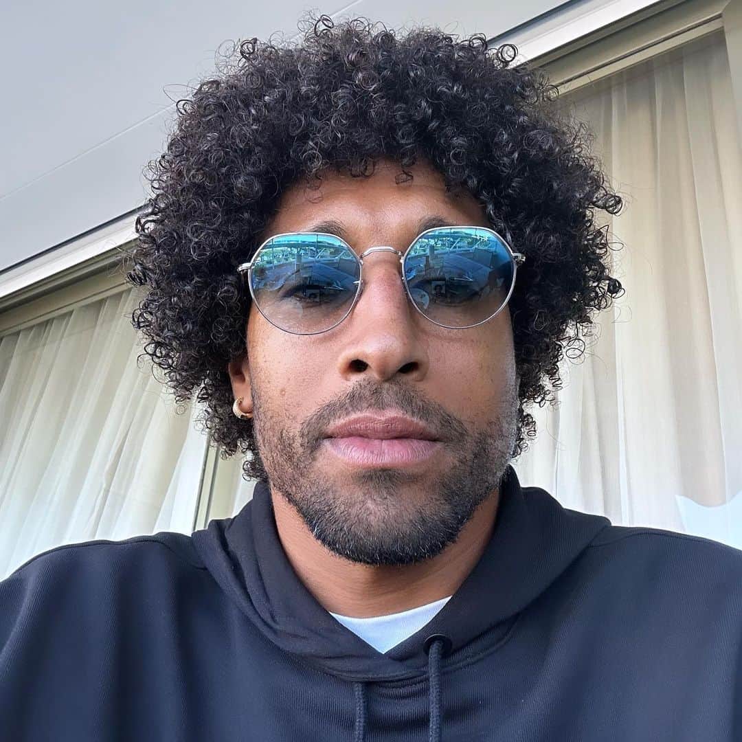 ダンテ・ボンフィム・コスタ・サントスのインスタグラム：「Dois homens olham pela mesma janela . Um vê a lama .o outro vê as estrelas 🤩😎😍 (Dalai Lama )」