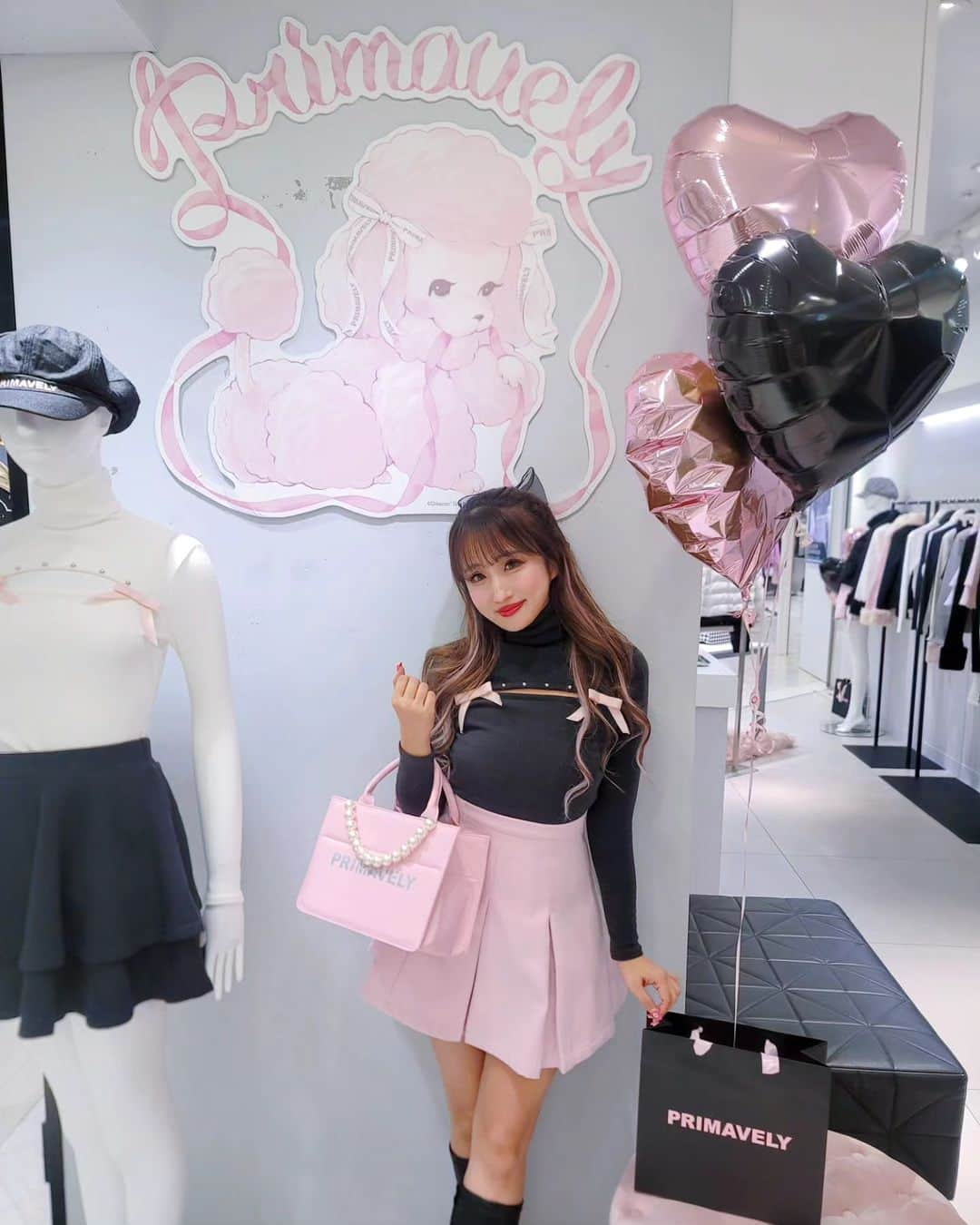 黛実希のインスタグラム：「PRIMAVELYがSHIBUYA109の4階で11/12までPopupやってるから遊びに行ってきたよ🐩🎀💕 @primavely_official  PRIMAVELYの世界観が溢れてて、新作のお洋服たちも可愛すぎた💗💞 特に気に入ってるお洋服を全部載せたから見てみてね💕 Popup限定でお得に買える商品もあったよ🎁💖  #primavely#プリマブリー#冬服#冬服コーデ #女子会コーデ#デートコーデ#ピンク#ピンク好きな人と繋がりたい#ピンクカラー#ピンクコーデ#ピンク#pinkpinkpink#pinkcode#pinkfashion#kawaiifashion#kawaii#japanesegirl」