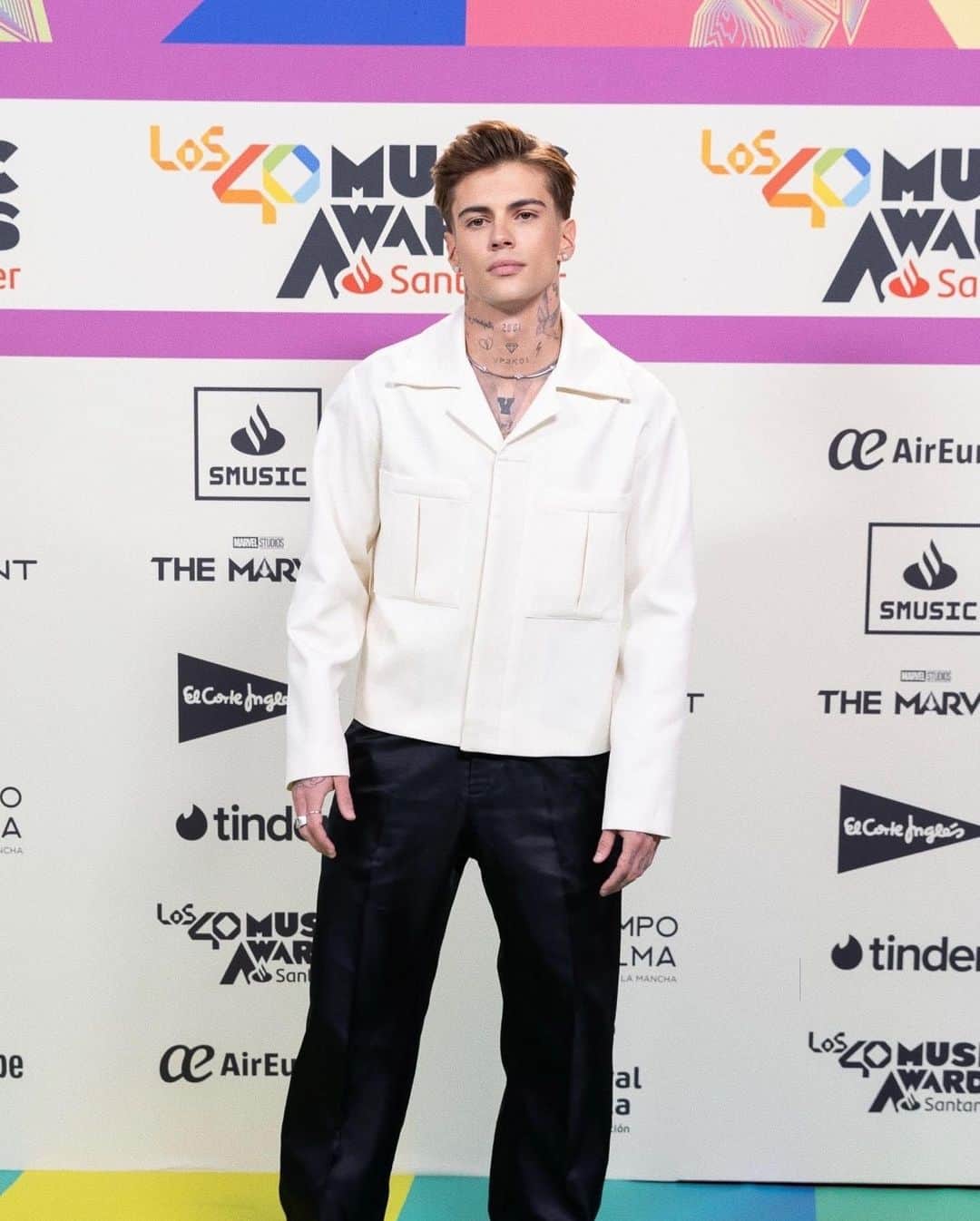 ビクターのインスタグラム：「de #los40musicawardssantander anoche 🔥   stylist @@davidrivas___ @mansconceptmenswear / @swarosvki  MUAH @mabelsola  gracias @los40spain 🫶🏼」