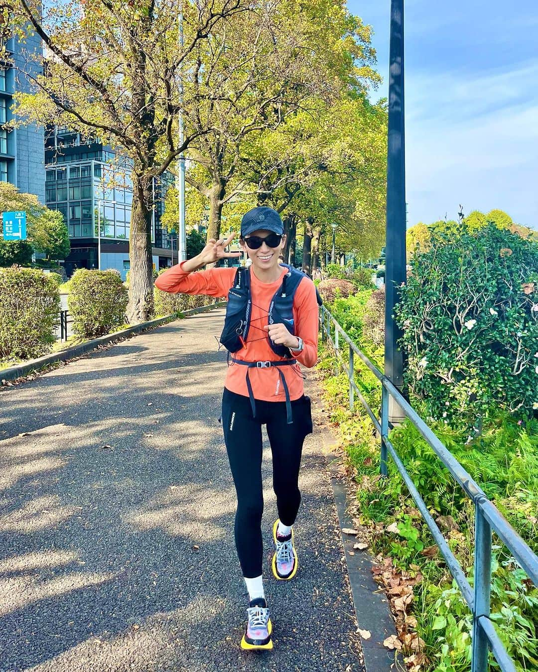 矢原里夏さんのインスタグラム写真 - (矢原里夏Instagram)「🏃🏻‍♀️🇪🇬🐪20km Training for the 120km Egyptian Desert Marathon. エジプト砂漠マラソン120kmまであと、【2週間】。 最後の20km走を皇居でやって来ました！ 良い感じにどこも痛くなくて新しいバックパックも良い感じ◎ なんだけどまだ慣れてなくてちゃんと閉めれてなかった😱 こうやってアタカマ砂漠の時、ソーラーパネルとダウンジャケット失くしたんだなと察しました（あの時は本当辛かった・汗）  装備の準備についてはまだ半分くらい。 詳しくはサブスクで話していこうと思ってますが、ゆっくりし過ぎな気もしてます。がんばります。  👕🎒🧦👟Support : @salomon_japan #pr #ヤハラサハラ4 #ウルトラマラソン #砂漠マラソン #ランニング」11月5日 18時00分 - rika_yahara