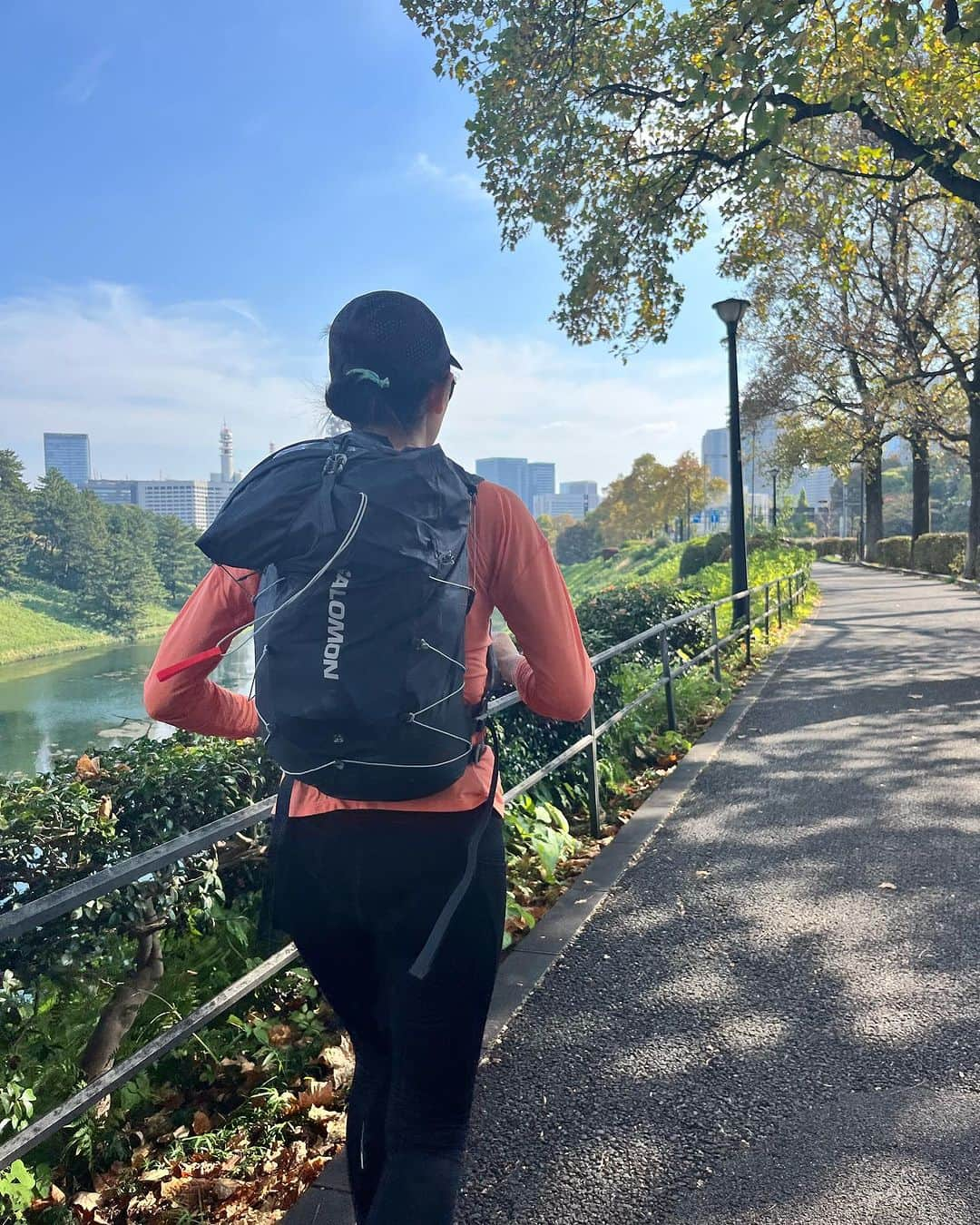 矢原里夏さんのインスタグラム写真 - (矢原里夏Instagram)「🏃🏻‍♀️🇪🇬🐪20km Training for the 120km Egyptian Desert Marathon. エジプト砂漠マラソン120kmまであと、【2週間】。 最後の20km走を皇居でやって来ました！ 良い感じにどこも痛くなくて新しいバックパックも良い感じ◎ なんだけどまだ慣れてなくてちゃんと閉めれてなかった😱 こうやってアタカマ砂漠の時、ソーラーパネルとダウンジャケット失くしたんだなと察しました（あの時は本当辛かった・汗）  装備の準備についてはまだ半分くらい。 詳しくはサブスクで話していこうと思ってますが、ゆっくりし過ぎな気もしてます。がんばります。  👕🎒🧦👟Support : @salomon_japan #pr #ヤハラサハラ4 #ウルトラマラソン #砂漠マラソン #ランニング」11月5日 18時00分 - rika_yahara