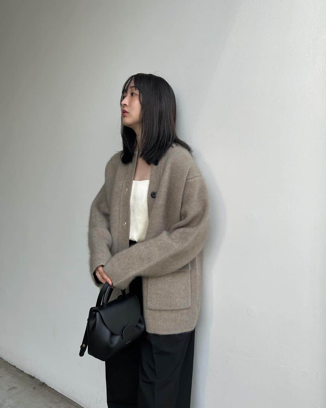 大坪はるらのインスタグラム：「ootd knit @casa_fline  bag @polene_paris   久しぶりの前髪♡ 髪色は重たくしすぎないようにオリーブベージュに @kotone_kuno いつもありがとうございます♡」