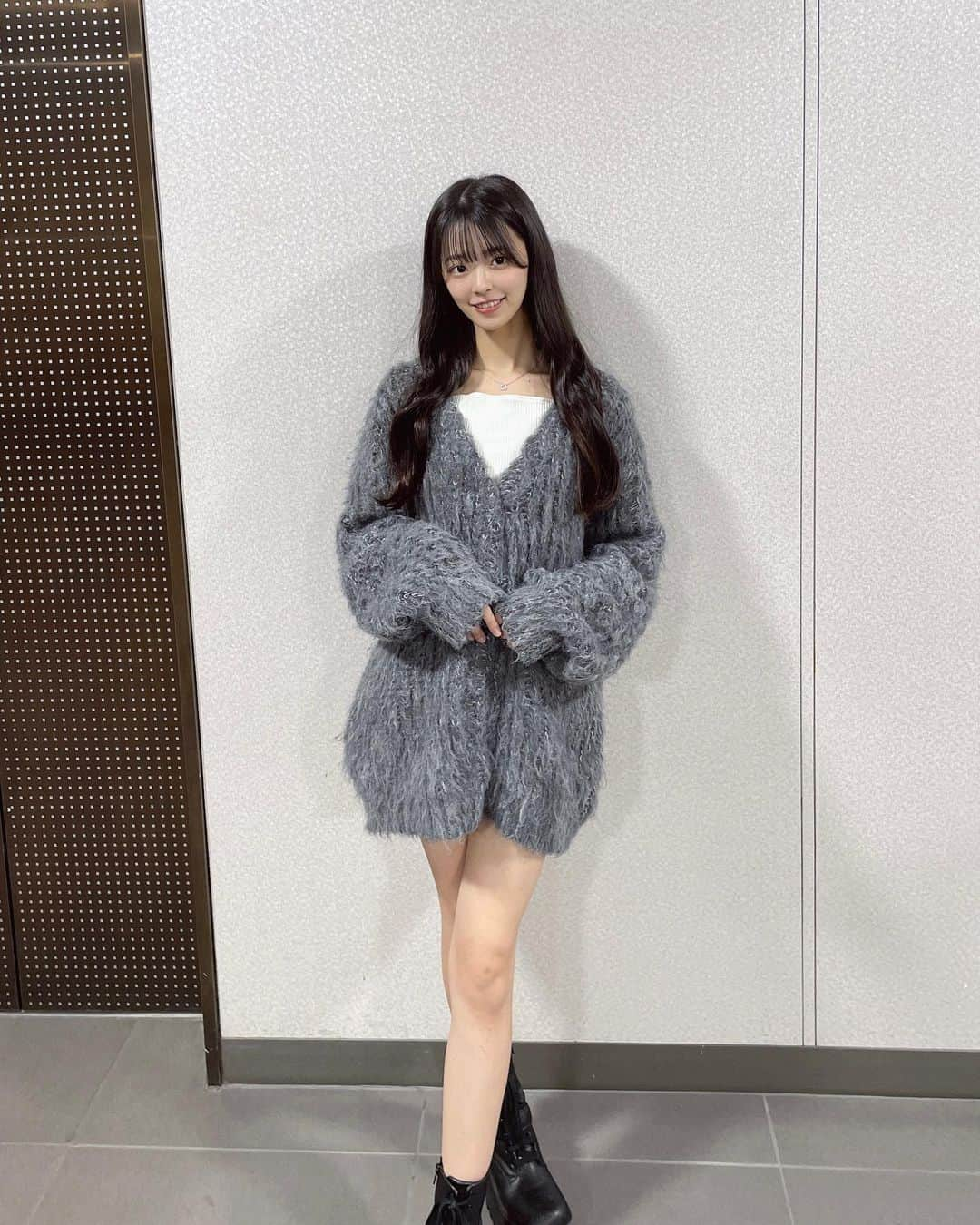 桜田彩叶のインスタグラム：「#個別握手会 in ATCホール ありがとうございました 🫶🏻  大阪でもたくさんの方とお会い出来て嬉しかったです 💖朝早くからありがとうございました 🪄🌟  最近は大人っぽいコーデハマってるので  #chico でカーディガン購入しました ♡可愛いし生地しっかりしてて暖かい ☕️  #アイドル  #アイドルヘア #カーディガン  #カーディガンコーデ  #グレー  #ootd  #秋コーデ」