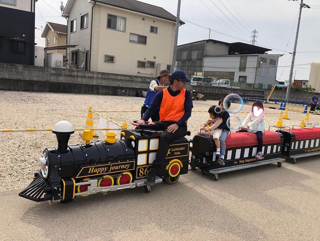 中野美奈子さんのインスタグラム写真 - (中野美奈子Instagram)「朝10時から 夕方5時まで、 途中帰ってお昼寝したけど フルパワーで遊びました！  裏切らないクラシコ丸亀！ ありがとうございました。  優しいお姉さん、カフェで助けてくれた皆様に感謝♡ これ無料で遊べるってすごくないですか！？ （しかも、アンケートしたら300円の食券まで）  電車乗りまくり、ジャンプしまくりの土曜日。 まだ明日も休みだなんて………白目。  夢の中でもジャンプしそうです。 おやすみなさい🌙  #クラシコ丸亀 #明日はやってないようです #住宅展示場 #キッズイベント  #いつも期待を裏切らない #お手洗いもキレイでありがたい☺️  #またいつか  #中野美奈子」11月4日 22時24分 - minako_nakano.official