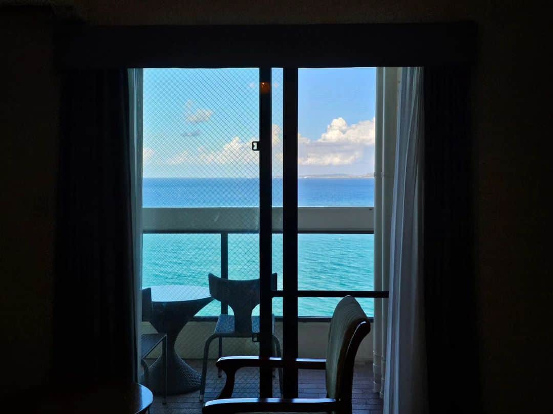 Shihoのインスタグラム：「Blue green 癒しの碧  #bluegreen #sea #sky #beach #青 #碧 #海 #singerslife」