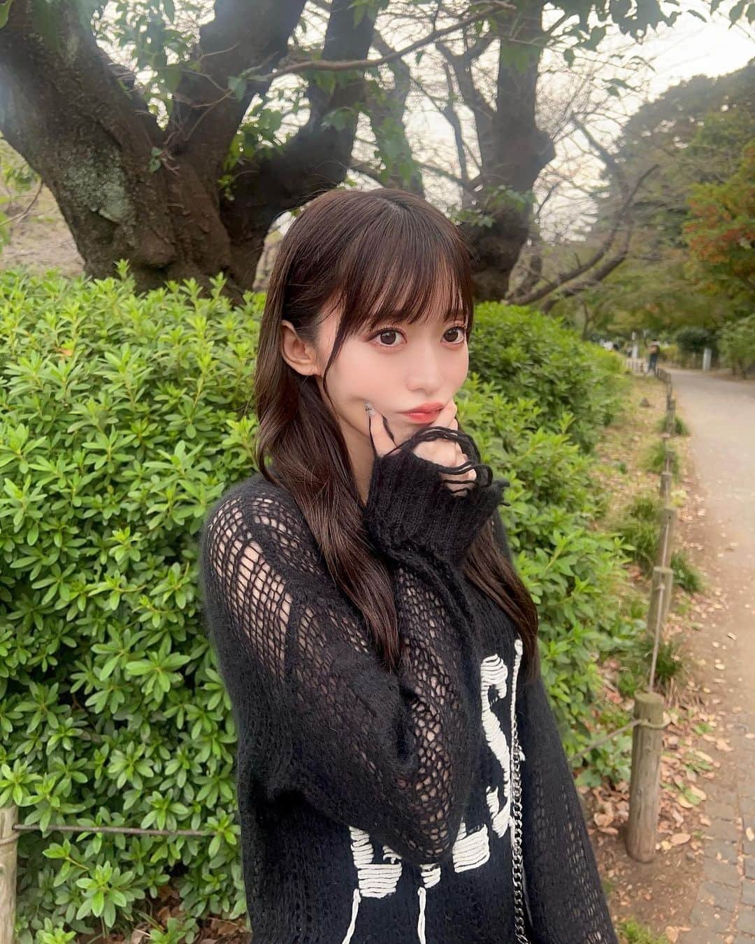 石飛恵里花のインスタグラム：「🖤🖤🖤  #twitterと違う写真もあるよ #きめてるけどおぱんちゅ付いてる」