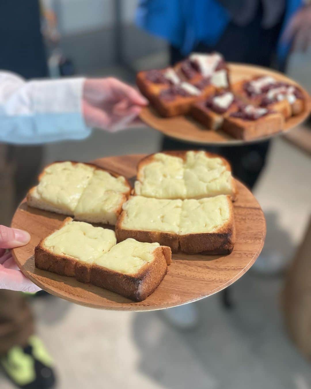 森夏子さんのインスタグラム写真 - (森夏子Instagram)「@balmuda  🥐バルミューダのトースター🍞  今週の番組プレゼント🎁（詳細は最後にね）  🍞の仕上がりは… 外はカリッと　中はもっちり🤤  リベイクはモードを選ぶと…例えば  ”チーズトーストモード”だと チーズはとろっとろに変身🙌  １回食べてみて下さいな🎶  期間限定ショップ（11月5日まで） 「Toast & Rebake Shop in Kyoto」  京都・烏丸三条西へ５分ほど🐾 📍O-DEN Galleryにて （三条新町あたりです🍞）  ＜MENU＞ 🍞あんバター＆チーズWトースト（540円） 🥐 人気ベーカリーパンのリベイクは 　　日替わり 30食限定ですよ。 ＜リベイクパン協力店舗＞ 11月2日(木） Le Petit Mec(ル・プチメック） 11月3日（金） Point Pour Point (ポワン・プール・ポワン） 11月4日(土)Annee(アネ) 11月5日(日) Slo (スロウ）  ショップにはその他のBALMUDA製品も展示されてます。  個人的には、コーヒーメーカーと ホットプレートが欲しいのですよ♡  ＊＊＊＊＊＊＊＊＊＊＊＊＊＊＊＊＊＊＊＊＊＊ BALMUDA The Toaster 新色：ショコラ 2名様にプレゼント中🎁  FM京都 ONE FINE DAY 金曜日📻 公式 X （旧 twitter）の BALMUDAプレゼント公式フォームを引用リポストして下さいね。  締め切りは11月9日です。  #PR #BALMUDA #バルミューダ #BALMUDATheToaster #バルミューダザトースター #ToastandRebake #リベイク #トースト #バルミューダのイベント #京都ポップアップ #京都イベント #期間限定  #京都散策 #そうだ京都いこう  #大人旅 #discoverkyoto  #japan_travel  #visitkyoto」11月4日 22時36分 - natsusora72