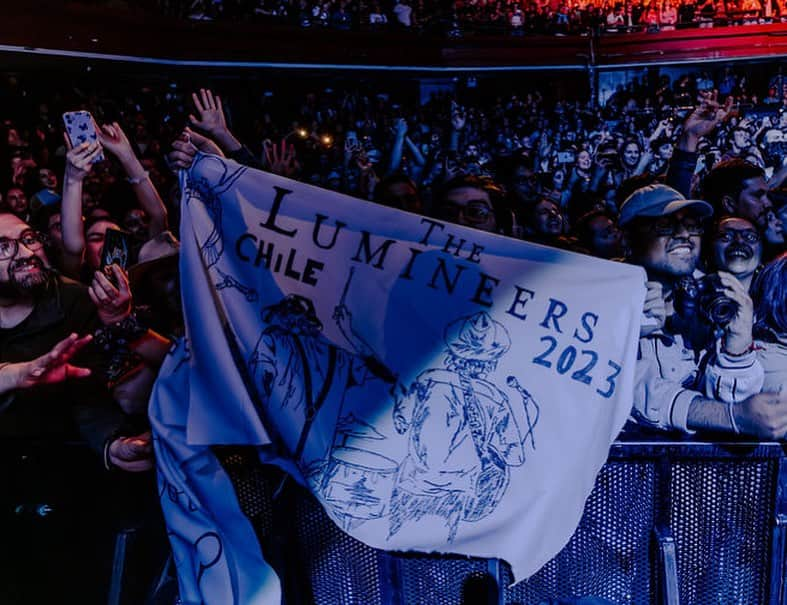 The Lumineersさんのインスタグラム写真 - (The LumineersInstagram)「Santiago, Chile last night!! ♥️🇨🇱♥️」11月4日 22時30分 - thelumineers