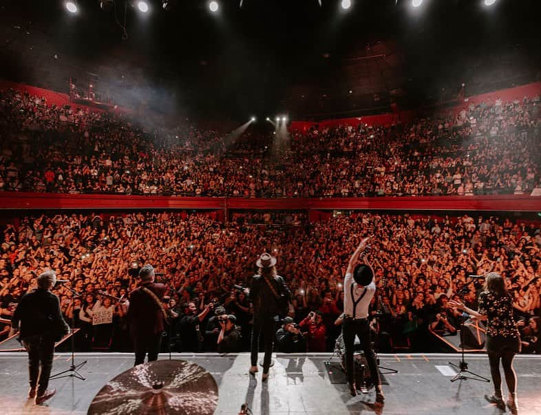 The Lumineersさんのインスタグラム写真 - (The LumineersInstagram)「Santiago, Chile last night!! ♥️🇨🇱♥️」11月4日 22時30分 - thelumineers