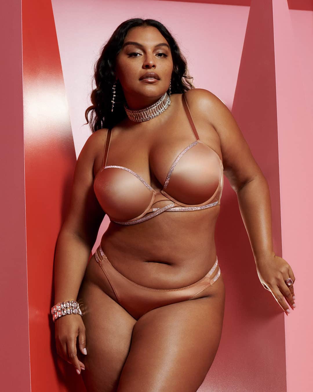 ヴィクトリアズ・シークレットのインスタグラム：「Add a hint of holiday cheer to every moment when you indulge in festive, shimmery Bra-and-Panty sets.」