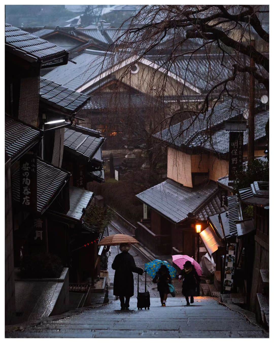 のインスタグラム：「Kyoto ☔ January 2018  📕My photo book - worldwide shipping daily - 🖥 Lightroom presets ▶▶Link in bio  #産寧坂 #USETSU #USETSUpresets #unknownjapan #explorejapan #hellofrom #widenyourworld  #createexploretakeover #passionpassport  #MadeWithLightroom #vscofilm #huntgram #hbouthere #hbweekends #photocinematica #SPiCollective #ASPfeatures #reco_ig #TakashiYasui」