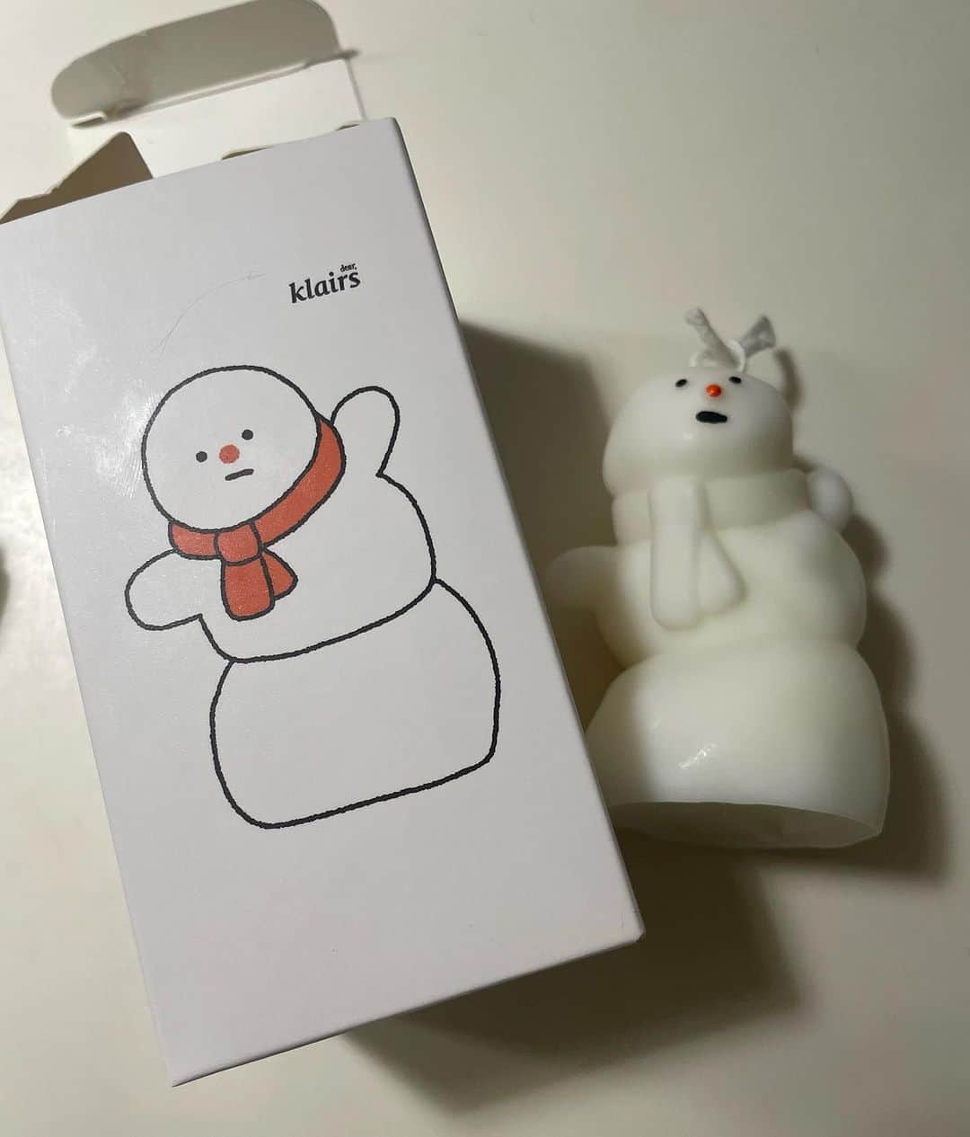 えりぞうさんのインスタグラム写真 - (えりぞうInstagram)「クレアス から クリスマスエディションが 届いたよ。  @klairs.jp   クレアスは韓国コスメ。 シンプルだけど充分！ バランスの取れた暮らしを追求する スキンケアブランド。 ⁡ クリスマスエディションのラインナップは  スノーマンの とっても可愛いくて香りの良いキャンドル。  ミッドナイトブルーカーミングクリーム 綺麗なブルーのクリームは、自然由来の 「グレイアズレン」本来のカラー、紫外線 お肌の沈静化してくれます。  ユースアクティべーティングドロップ とろりとしたテクスチャ。 この美容液もブルーで可愛い。 しっとりと肌を保湿してくれます。  ⁡可愛いクリスマスエディション チェックしてみて ⁡  #PR #クレアス #クレアスキン  #ホリデーコレクション2023  #クリスマスコフレ2023  #ホリデーコレクション #クリスマスコフレ  #ホリデーコレクション  #基礎化粧品 #クリスマスプレゼント  #美肌ケア  #肌鎮静  #美容 #美容オタク #美容マニア #美容好きな人と繋がりたい #美容女子 #美容大好き #美肌 #美肌ケア #美肌効果 #美肌になりたい #美肌作り #スキンケア #スキンケアマニア #スキンケア用品 #スキンケア紹介 #スキンケア好きさんと繋がりたい #スキンケアオタク #コスメ #コスメマニア」11月4日 22時30分 - erizo0012