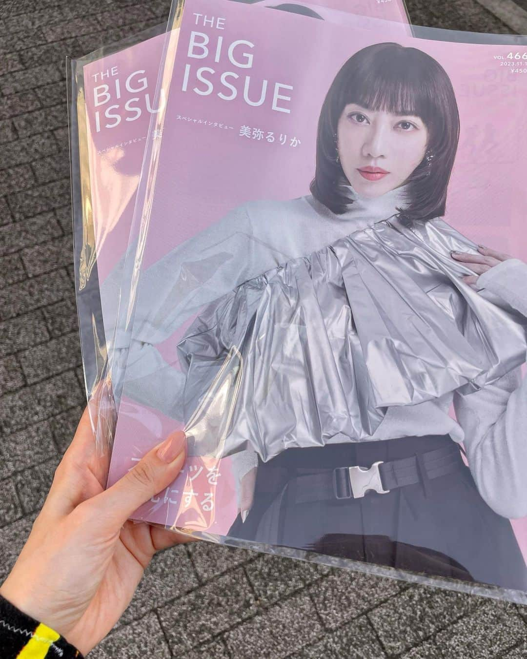 美弥るりかさんのインスタグラム写真 - (美弥るりかInstagram)「. 「THE BIG ISSUE」最新号も いつもの販売員さんの場所へ買いに行きました！ 表紙記念に２冊購入✨  販売員さん👨‍🦱「美弥さんのファンですか？」  美弥「いや…あの…えっと、はい…。」  販売員さん👨‍🦱「もうポストカードは売り切りてしまっていまして💦それでもいいですか？」  美弥「！！！😳✨全然大丈夫です！！」  たくさんの方が購入してくださっていると お話できました🥲 皆さまの温かいお気持ちに感謝しています！  ポストカード付きの通販も始まったので ぜひチェックしてください💗  本当にありがとうございます😊！！  （メイクしていたけど顔全然違ったのかなぁ…笑）」11月4日 22時31分 - rurika_miya_official