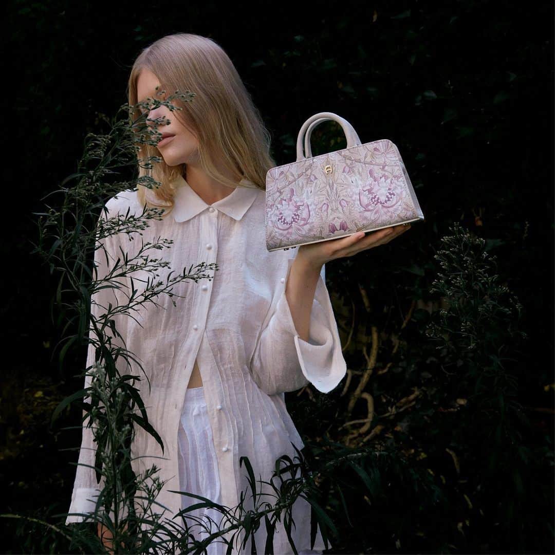 のインスタグラム：「Experience strength and softness with the #AIGNER Cybill Bag Honeysuckle. The new icon has been crafted using  a special digital printing technique to recreate a floral pattern inspired by the works of William Morris.   Explore the Exclusive Runway Edition in stores and at aignermunich.com   #AIGNERSS24」