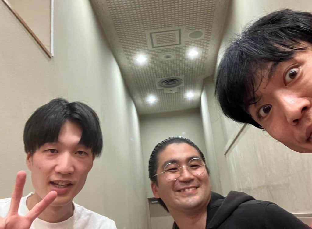 村民代表南川のインスタグラム：「23/11/4(土)「首領猿ライブ」でした。  先輩方多めバトルライブ！胸をお借りしてきました。 やれる場所が限られているネタを。ありがたい広めの舞台袖！🏃‍♂️  写真 #レモンと炭酸 と。共に生き残れることを祈るばかり！」