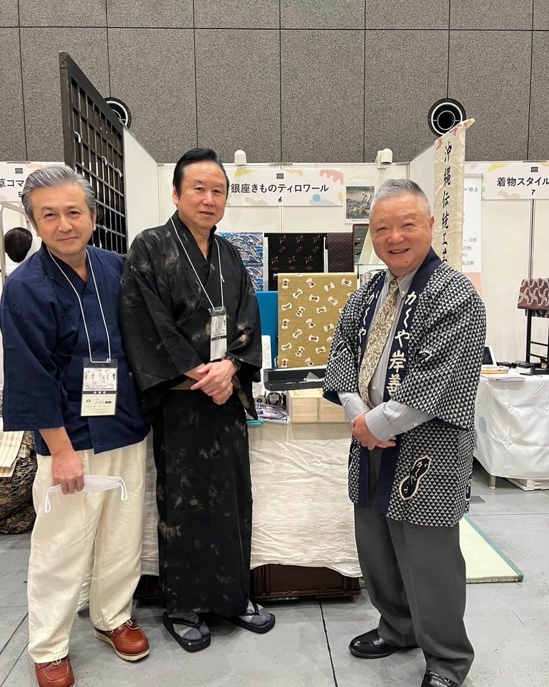 六本木ミッドタウンきものOld&Newのインスタグラム：「サローネ初日スタート おじさん3人、2枚目、3枚目は 当店オリジナルの浴衣を着て ファッションショーに出演した モデルさんとツーショットです。 あやせ染芸に染めてもらった江戸紅型浴衣です。  #サローネ #きものサローネ #きものサローネ2023」