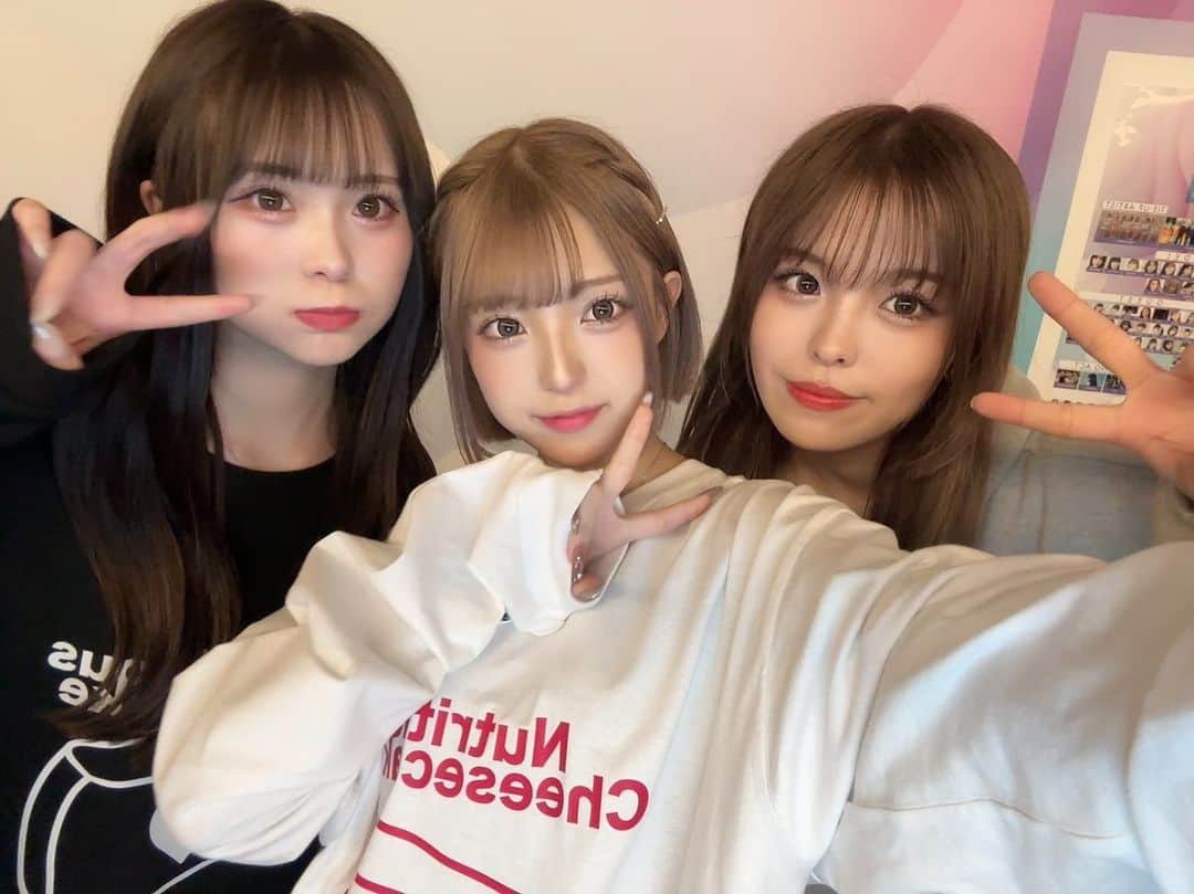 桜さんのインスタグラム写真 - (桜Instagram)「出会って6年。 やっと一緒にステージ歩けたね💕💕  サプライズのおさくみみステージとおさくステージどうでしたか？♡  また一緒に歩けますように (ホワイトクリスマス最高)🤍」11月4日 22時33分 - sakura_0808_