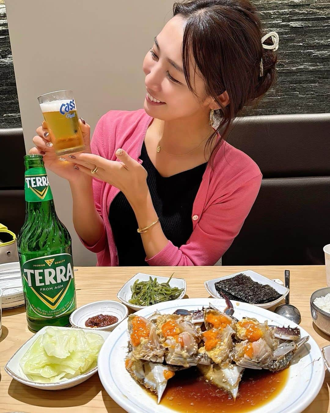 yurieのインスタグラム：「三連休は韓国二泊三日の旅🇰🇷  朝っぱらから寿司と日本酒飲んで、渡韓☺️  ホテルは江南にあるAnanti 🌿@ananti.hotels   おしゃれ🌵✨  チェックインして カンジャンケジャン🦀とサンナプチ🐙とアグチム食べながらビールとマッコリ🍺🍻🍶  二件目はチキンバンイでフライドチキンとビール🍗🍻  お散歩してマジックバー行ってシャンパン開けて、お部屋でパックして1日目終了🦄🦄🦄  #anantiatgangnam #kanjankejan #元祖馬山ハルメアグチム 　#아구전문점 #チキンベンイ  #치킨뱅이학동역점 #生だこ　#韓国旅　#家族旅行　#korea #southkorea」