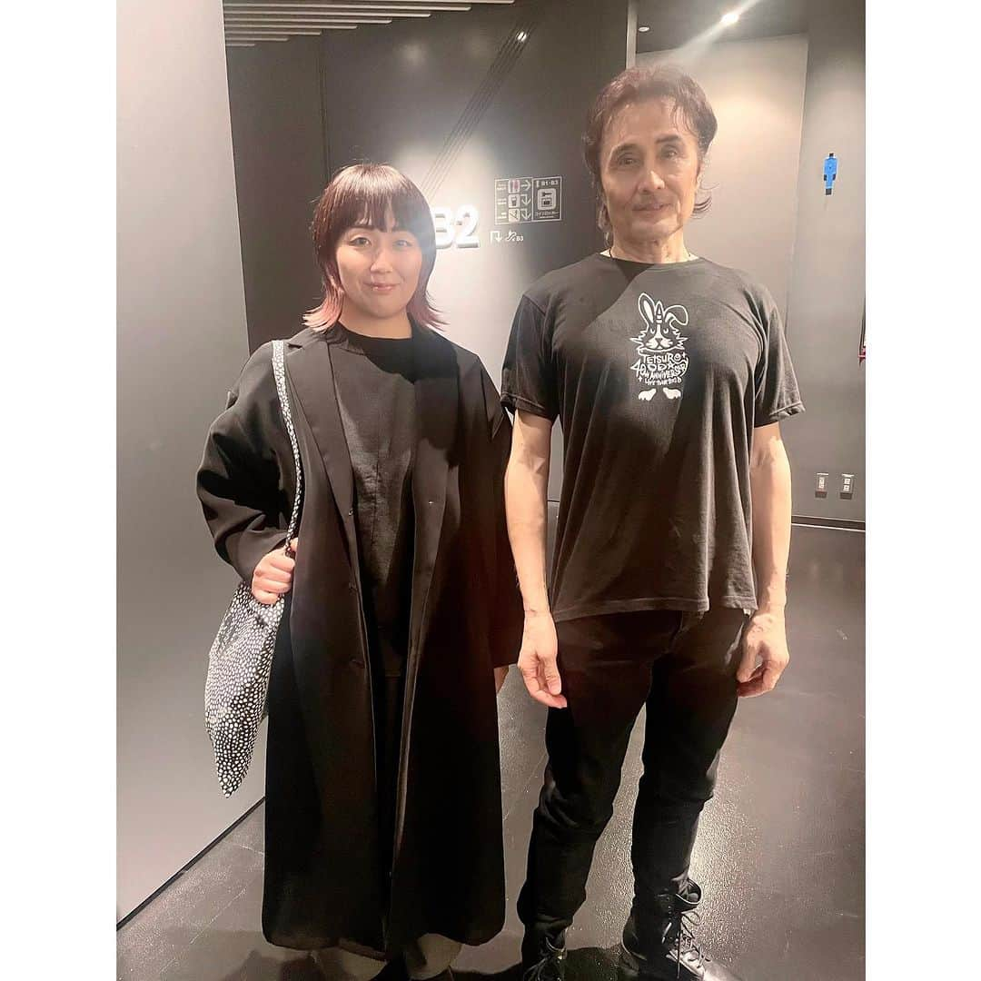 竹村真奈さんのインスタグラム写真 - (竹村真奈Instagram)「織田哲郎 LIVE TOUR 2023 【兎に角40周年感謝祭！】  11月4日(土)  EX THEATER ROPPONGIへ。  前にも書きましたが 親戚（はとこ）である織田さんが ステージに立つ姿があまりに眩しすぎて、 この血の繋がりに本気で恐縮するばかり😂  カッコ良すぎて言葉がでないくらい 仕上がってたました〜🎸  そんな織田さんに、高知名物のぼうしパンや リープル、カツオなどなどを たんまり差し入れました🐟  #織田哲郎 #兎に角40周年感謝祭 #高知アヴァンギャルド #高知 #いつまでも変わらぬ愛を」11月4日 22時36分 - takemana