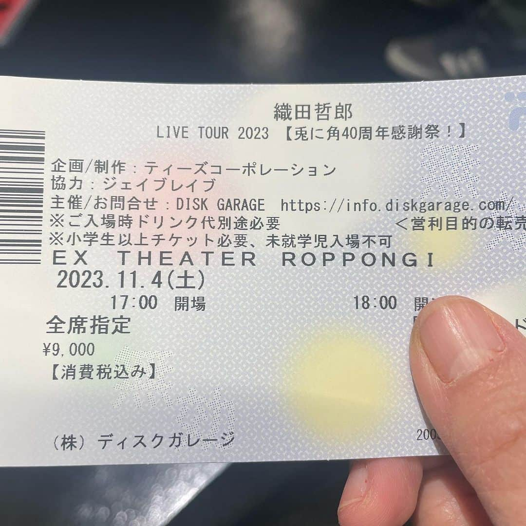 竹村真奈さんのインスタグラム写真 - (竹村真奈Instagram)「織田哲郎 LIVE TOUR 2023 【兎に角40周年感謝祭！】  11月4日(土)  EX THEATER ROPPONGIへ。  前にも書きましたが 親戚（はとこ）である織田さんが ステージに立つ姿があまりに眩しすぎて、 この血の繋がりに本気で恐縮するばかり😂  カッコ良すぎて言葉がでないくらい 仕上がってたました〜🎸  そんな織田さんに、高知名物のぼうしパンや リープル、カツオなどなどを たんまり差し入れました🐟  #織田哲郎 #兎に角40周年感謝祭 #高知アヴァンギャルド #高知 #いつまでも変わらぬ愛を」11月4日 22時36分 - takemana