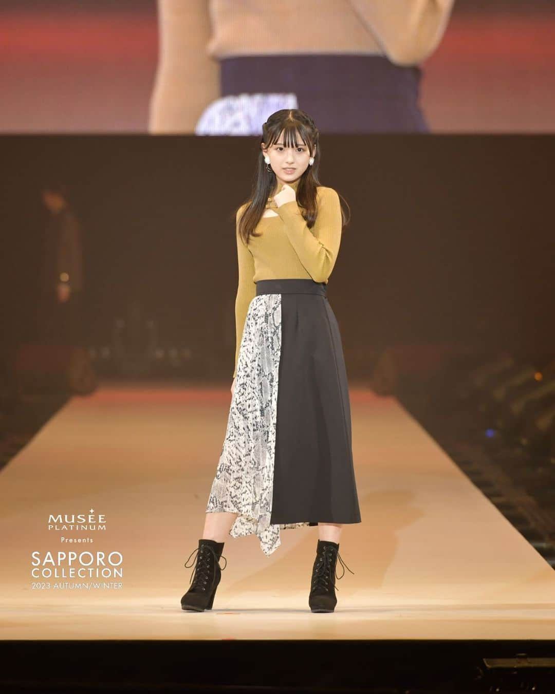 札幌コレクションのインスタグラム：「🫧SPECIAL STAGE SHOT🫧  ミュゼプラチナム Presents SAPPORO COLLECTION 2023 A/W ミクチャ STAGE【ミクチャ】  @mix_channel   #入江日奈子  @hinako_irie   ┈┈┈┈┈┈┈┈┈┈┈┈┈┈┈ 次回2024.3.16(土)開催決定!! 超速先行販売開始🏃💨 ハイライトからcheckしてね✔︎  SAPPORO COLLECTION 2024 SPRING/SUMMER 会場🏟｜北海きたえーる 日程📆｜2024.3.16(土)  ●全席指定・先着順 SS席　¥7,500 S席　 ¥6,000 A席　 ¥5,000 ┈┈┈┈┈┈┈┈┈┈┈┈┈┈┈  #札幌コレクション #サツコレ #サツコレAW #サツコレ23AW #札幌ファッションショー #sapporocollection #ファッションショー #ファッションイベント #札幌 #札幌イベント #北海道 #北海道イベント」