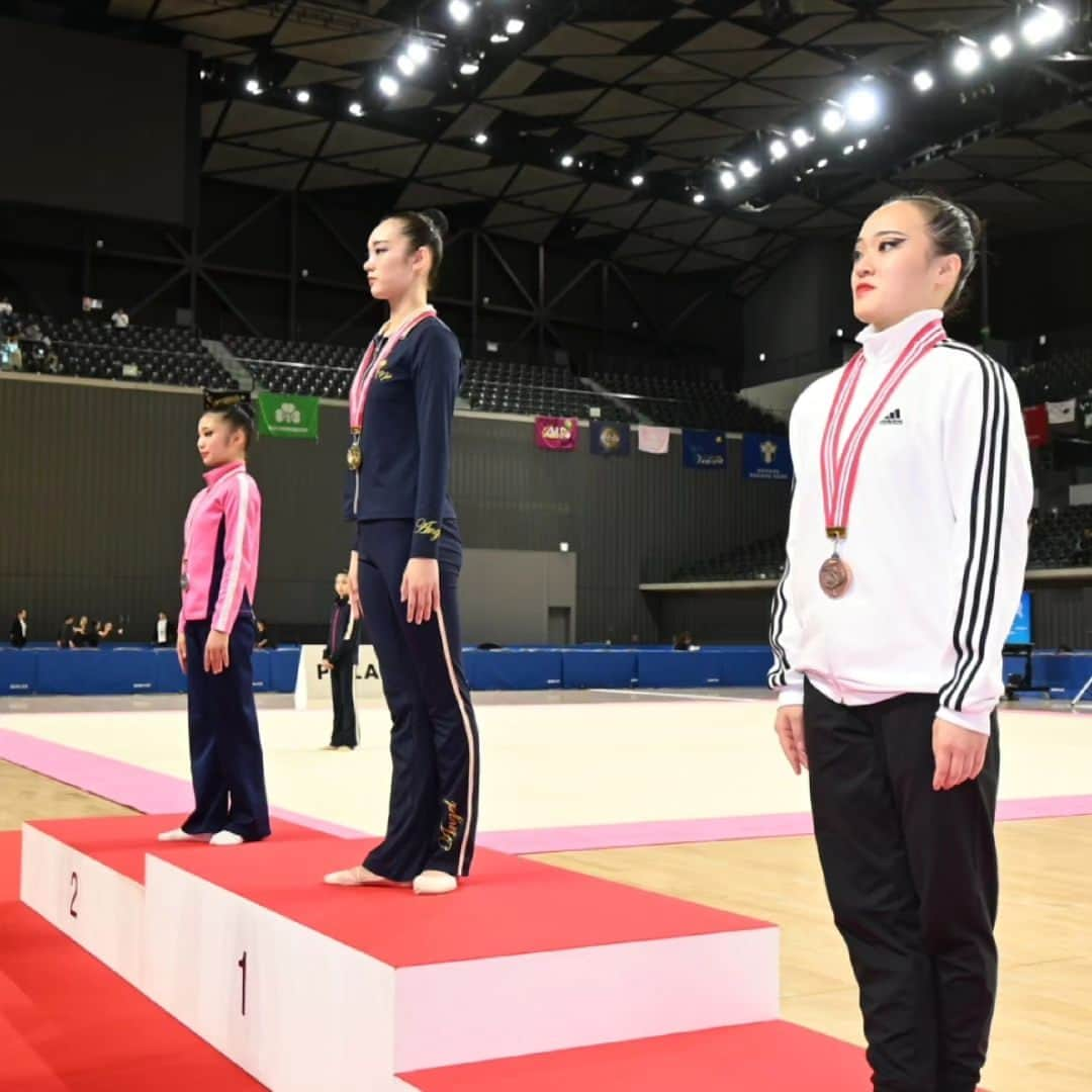 日本体操協会のインスタグラム：「第76回全日本新体操選手権大会🇯🇵10/29 * 女子個人種目別 フープ結果 1位　#喜田未来乃　 2位　#鈴木菜巴　 3位　#松坂玲奈　　 4位　#鶴田芽生　  5位　#島﨑もも　 6位　#岡田華英　 7位　#小西野々花　 8位　#岩永茉莉亜　  大会情報ページ👉️ https://www.jpn-gym.or.jp/rhythmic/event/34999/  #全日本新体操選手権 #2023RGALLJAPAN #新体操 #rhythmicgymnastics #男子新体操 #mensrhythmicgymnastics」