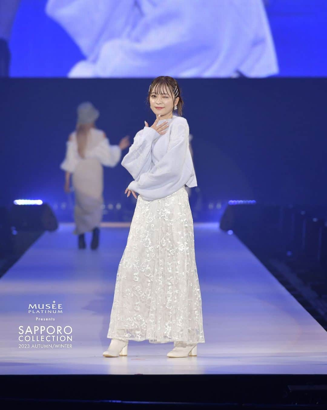 札幌コレクションのインスタグラム：「🫧SPECIAL STAGE SHOT🫧  ミュゼプラチナム Presents SAPPORO COLLECTION 2023 A/W FASHION STAGE【MERCURYDUO】  @mercuryduo_com   #さおりん @funacky325   ┈┈┈┈┈┈┈┈┈┈┈┈┈┈┈ 次回2024.3.16(土)開催決定!! 超速先行販売開始🏃💨 ハイライトからcheckしてね✔︎  SAPPORO COLLECTION 2024 SPRING/SUMMER 会場🏟｜北海きたえーる 日程📆｜2024.3.16(土)  ●全席指定・先着順 SS席　¥7,500 S席　 ¥6,000 A席　 ¥5,000 ┈┈┈┈┈┈┈┈┈┈┈┈┈┈┈  #札幌コレクション #サツコレ #サツコレAW #サツコレ23AW #札幌ファッションショー #sapporocollection #ファッションショー #ファッションイベント #札幌 #札幌イベント #北海道 #北海道イベント」