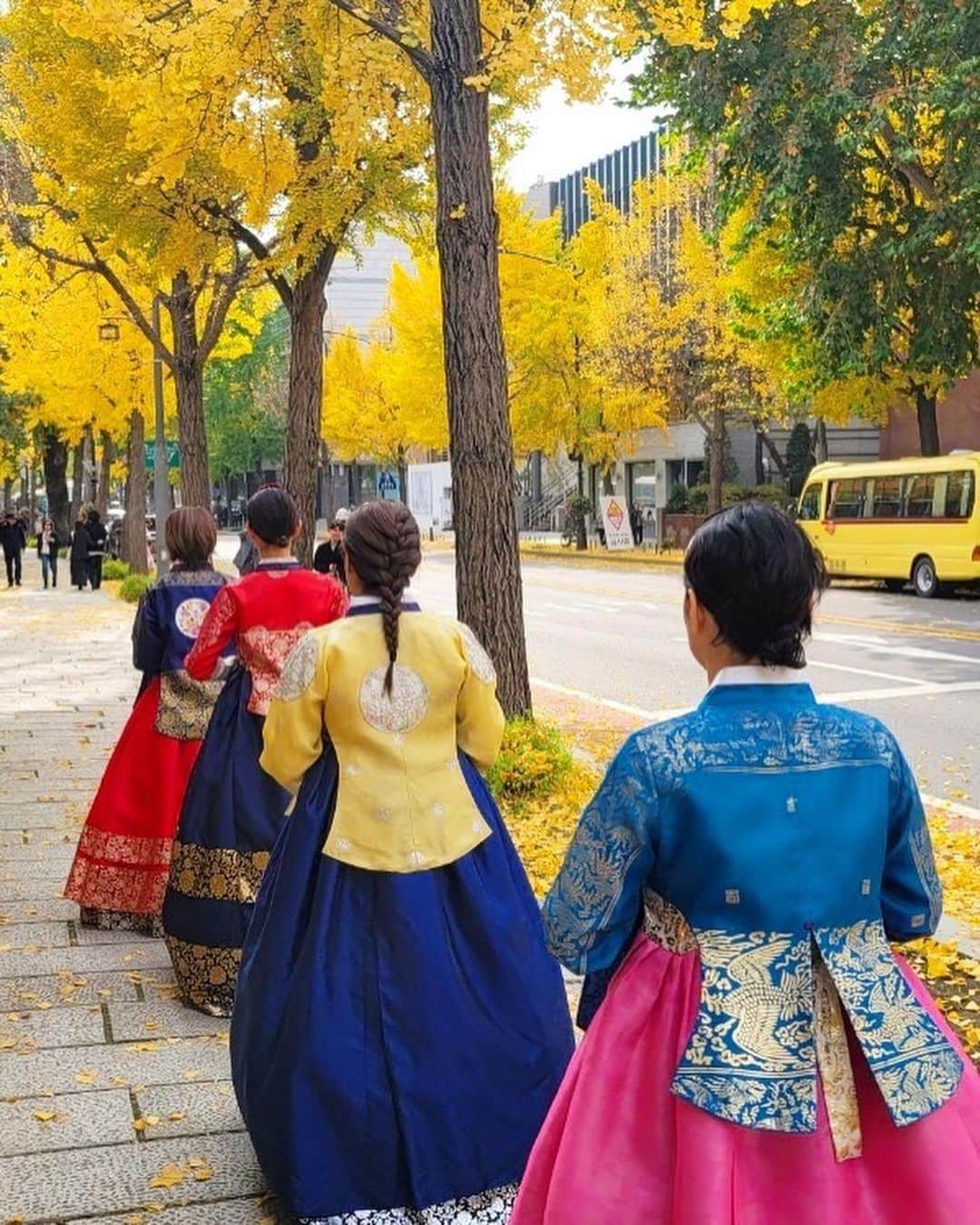 kazumiさんのインスタグラム写真 - (kazumiInstagram)「念願の韓服その2🇰🇷🇰🇷🇰🇷 大人旅の本気遊び。 イメージは韓ドラのシュルプ。笑 大人になってから 全力で遊ぶって楽しいね🤣🫶🫶  お仕事からのご縁が プライベートでも韓国旅行で 笑い転げられて最高🤣🫶🇰🇷 旅ではひさびさに石垣さんにも会えて 凄くすごく嬉しい😻❤️  #韓国旅行#韓服#韓服体験#韓国観光#景福宮#kazumi旅#kazumi」11月4日 22時39分 - kazumi0728