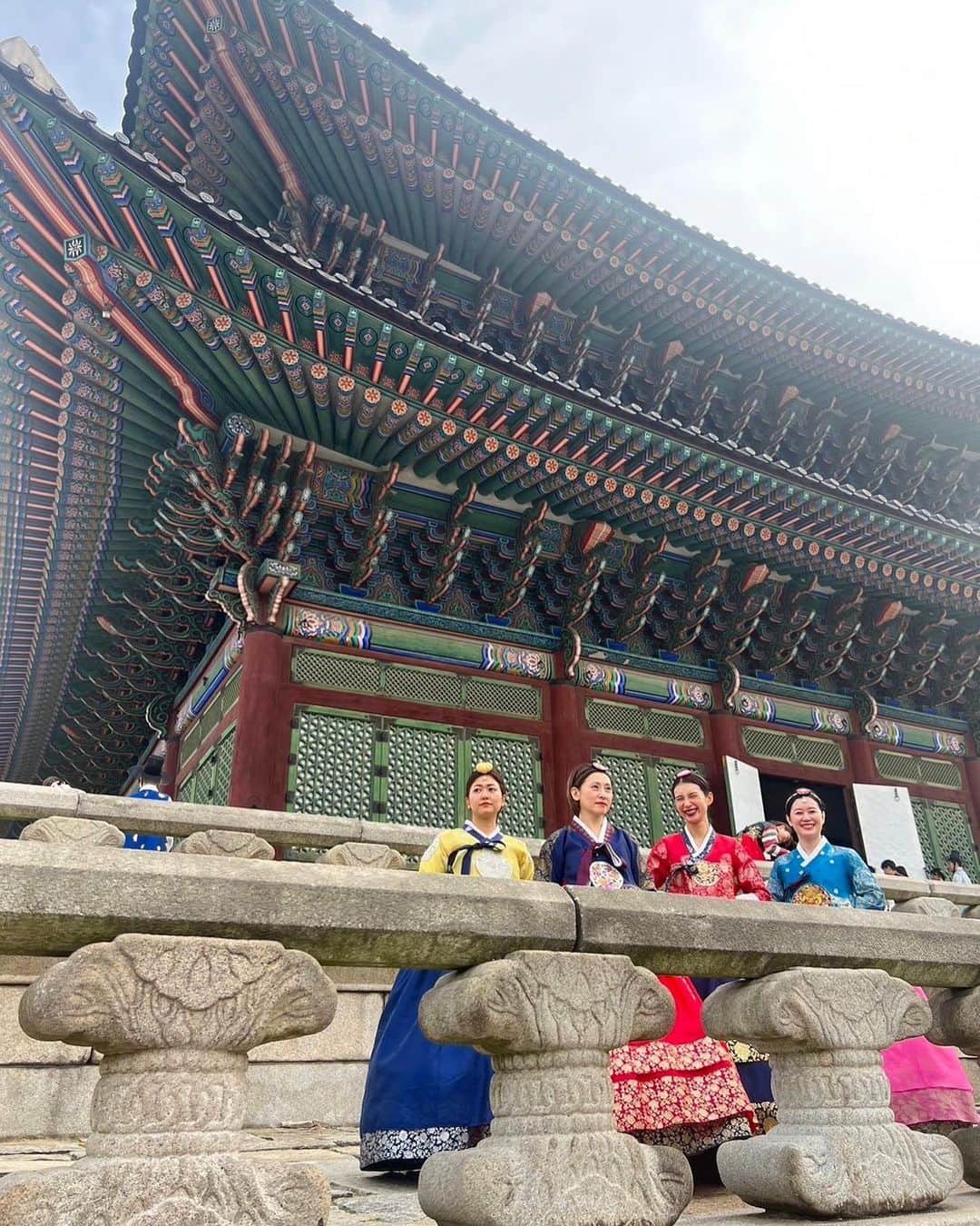 kazumiさんのインスタグラム写真 - (kazumiInstagram)「念願の韓服その2🇰🇷🇰🇷🇰🇷 大人旅の本気遊び。 イメージは韓ドラのシュルプ。笑 大人になってから 全力で遊ぶって楽しいね🤣🫶🫶  お仕事からのご縁が プライベートでも韓国旅行で 笑い転げられて最高🤣🫶🇰🇷 旅ではひさびさに石垣さんにも会えて 凄くすごく嬉しい😻❤️  #韓国旅行#韓服#韓服体験#韓国観光#景福宮#kazumi旅#kazumi」11月4日 22時39分 - kazumi0728