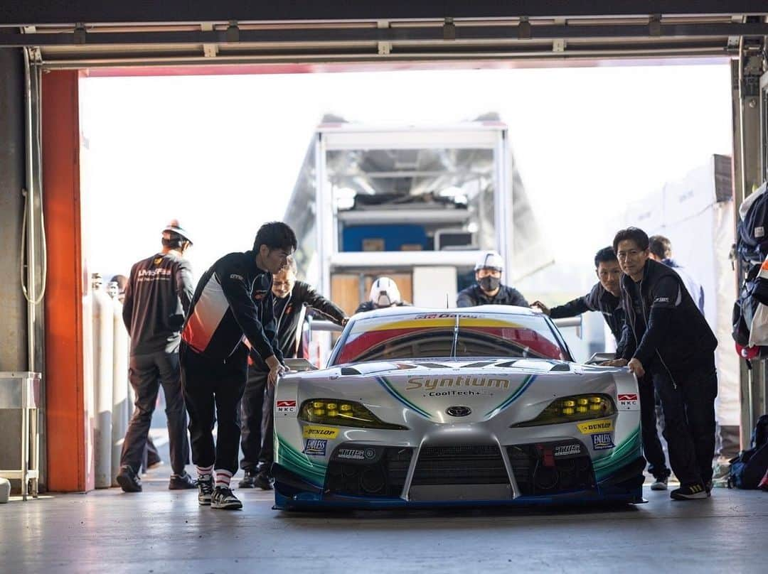 涼野はるかさんのインスタグラム写真 - (涼野はるかInstagram)「･ ･ #SUPERGT Rd.8モビリティリゾートもてぎ お天気に恵まれ暑いくらいの1日でしたね！ 最終戦に必ず登場していたコートはあまり出番がありませんでした、、😳 本日の予選もたくさんの応援をありがとうございました🌸 ･ いよいよ明日の決勝は12番手からのスタートとなります！！ がんがん追い上げていきますので！ 最後の最後まで60号車LMcorsaの応援をよろしくお願いします📣🩵 ･ ･ ･ ･ ･ ･ ･ ･ ･ #supergt #lmcorsa #supra #otg #motorsports #rq #racequeen #スーパーgt #レースクイーン #モータースポーツ #スープラ」11月4日 22時42分 - suzuno_haruka