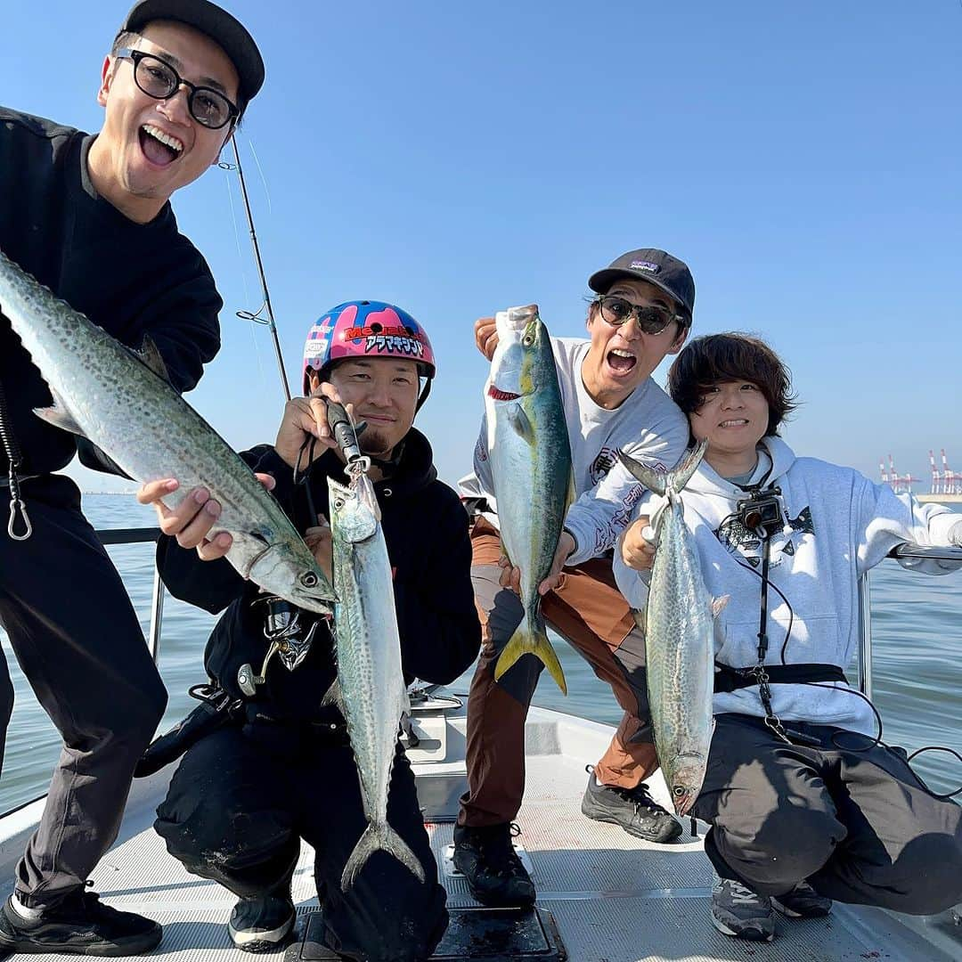 HASSYのインスタグラム：「自然と向き合い1人でする釣りも好き😊❤️  でも、皆んなでワイワイする釣りも大好きです😆 そして皆んな釣れればさらに楽しいのである🖐️  嬉しいんよ☺️ええやんかぁ‼️  @zatsuo408  @hazamakenichi0  @magyoshiki   #Megabass #MAGBITE #mekarauroko #海釣り #サゴシ #メジロ #ハマチ #青物 #大阪湾 #釣り #ボートフィッシング #lurefishing #fishing #イワシジグ #イワシジグ小粒 #ええやんかぁ」